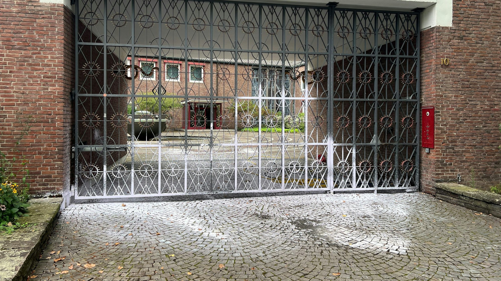 Das Eingangsgitter wurde mit Pulver aus einem Feuerlöscher besprüht.