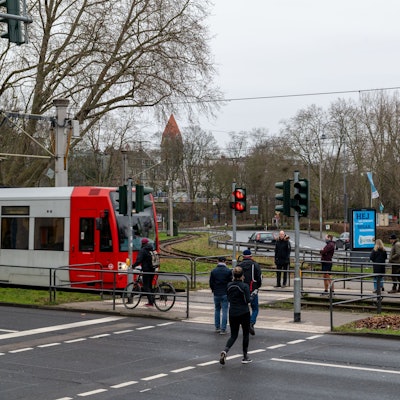 30.01.2021, Köln: Bahnübergang für Fußgänger an der Aachener Straße bzw. Richard-Wagner-Straße, auf dem Weg zum Aachener Weiher. Hier passieren immer wieder Unfälle mit Strassenbahnen der KVB und Fußgängern, Joggern oder Radfahrern. Foto: Uwe Weiser