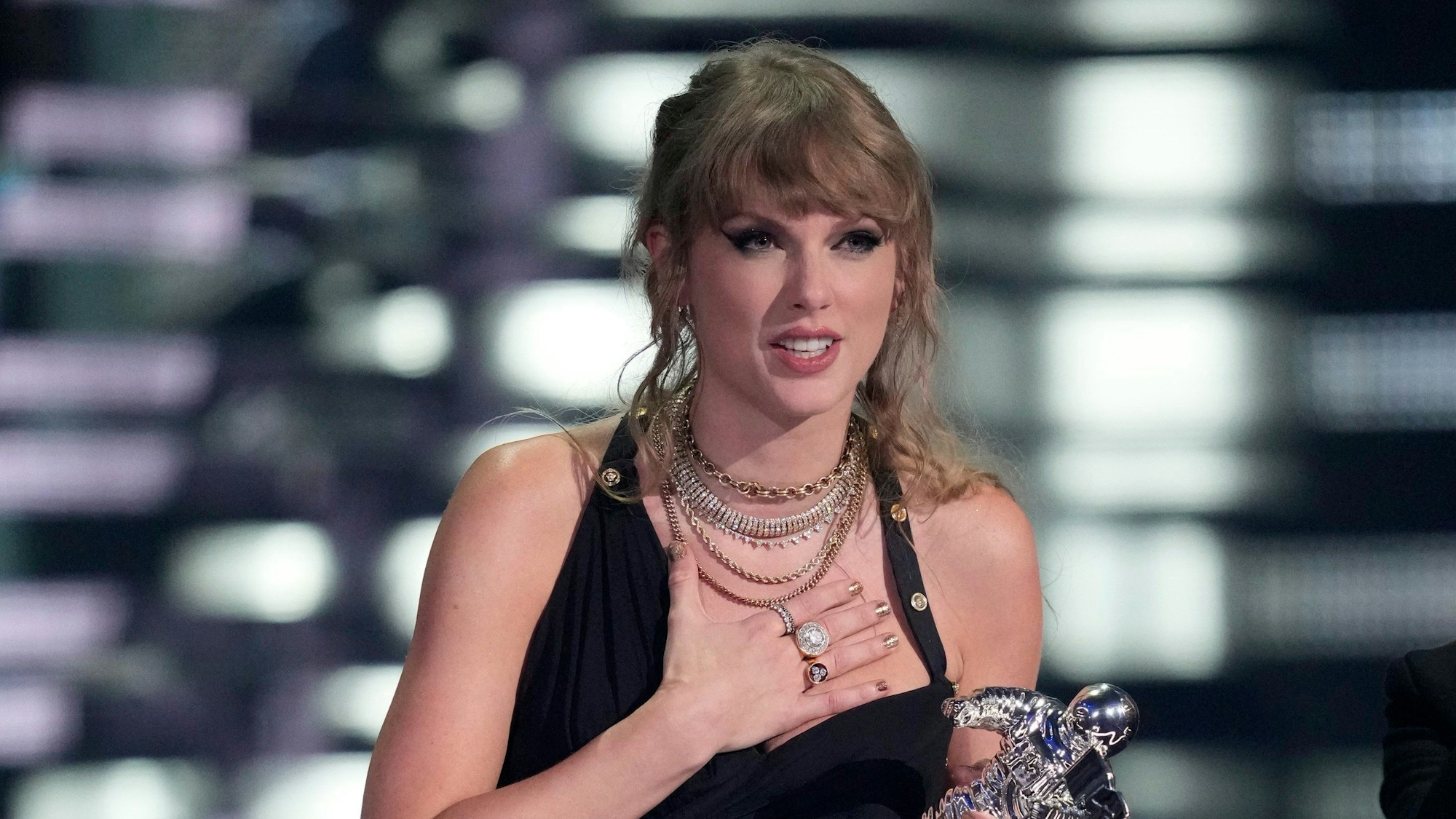 Taylor Swift nimmt den Preis für das Video des Jahres für „Anti-Hero“ während der MTV Video Music Awards entgegen.