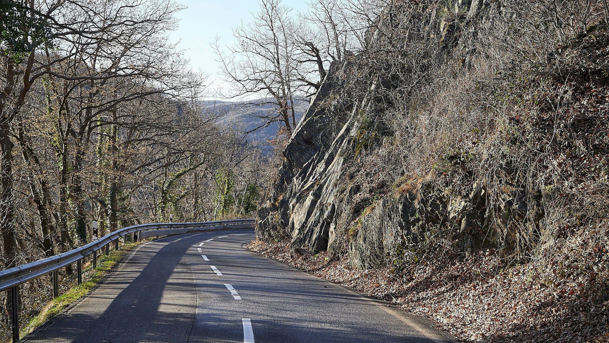 Das Bild zeigt die Straße zwischen Heimbach und der Abtei Mariawald. Sie darf nun nur noch einseitig befahren werden.