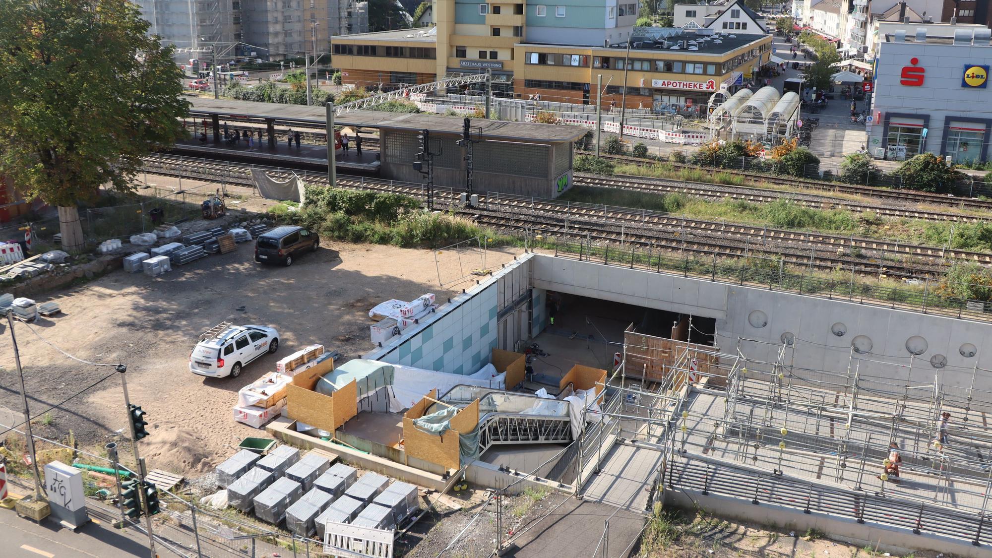 Aus der Luft ist gut zu erkennen, dass der Bahnhof noch eine große Baustelle ist. Neben den Rampen lagern die Bodenplatten, die eigentlich hätten längst verlegt werden sollen.