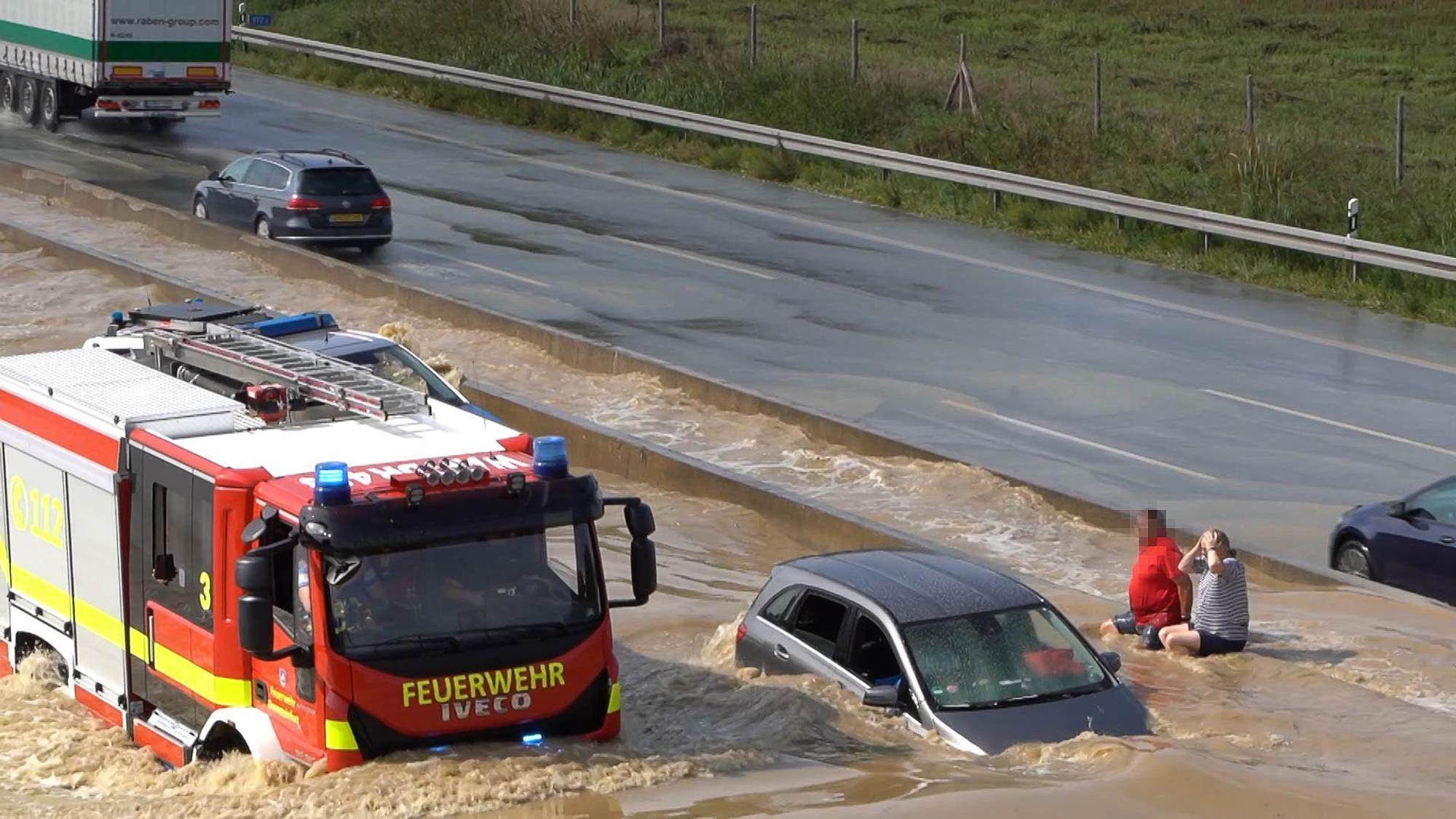 12.09.2023, Nordrhein-Westfalen, Beckum: Fahrzeuge stehen auf der nach einem Unwetter auf der überfluteten Fahrbahn der Autobahn 2. Unwetter haben am Dienstag in Nordrhein-Westfalen vereinzelt für überflutete Straßen und vollgelaufene Keller gesorgt. Betroffen waren Orte in Ostwestfalen-Lippe, im Münsterland und im Ruhrgebiet. Die Autobahn 2 musste zwischen Beckum und Oelde (Kreis Warendorf) in Richtung Hannover gesperrt werden. (zu dpa «Unwetter sorgt für Überflutungen - A2 in Richtung Hannover gesperrt») Foto: Lametz Mauermann/News 4 Video-Line TV/dpa +++ dpa-Bildfunk +++