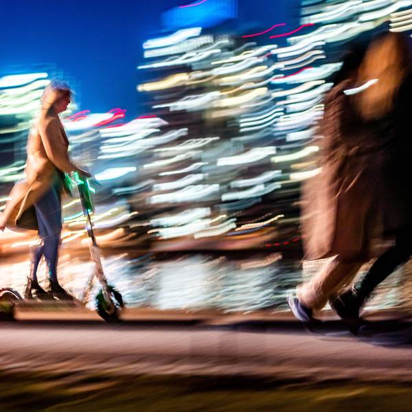Das Bild zeigt eine Frau auf einem E-Scooter.