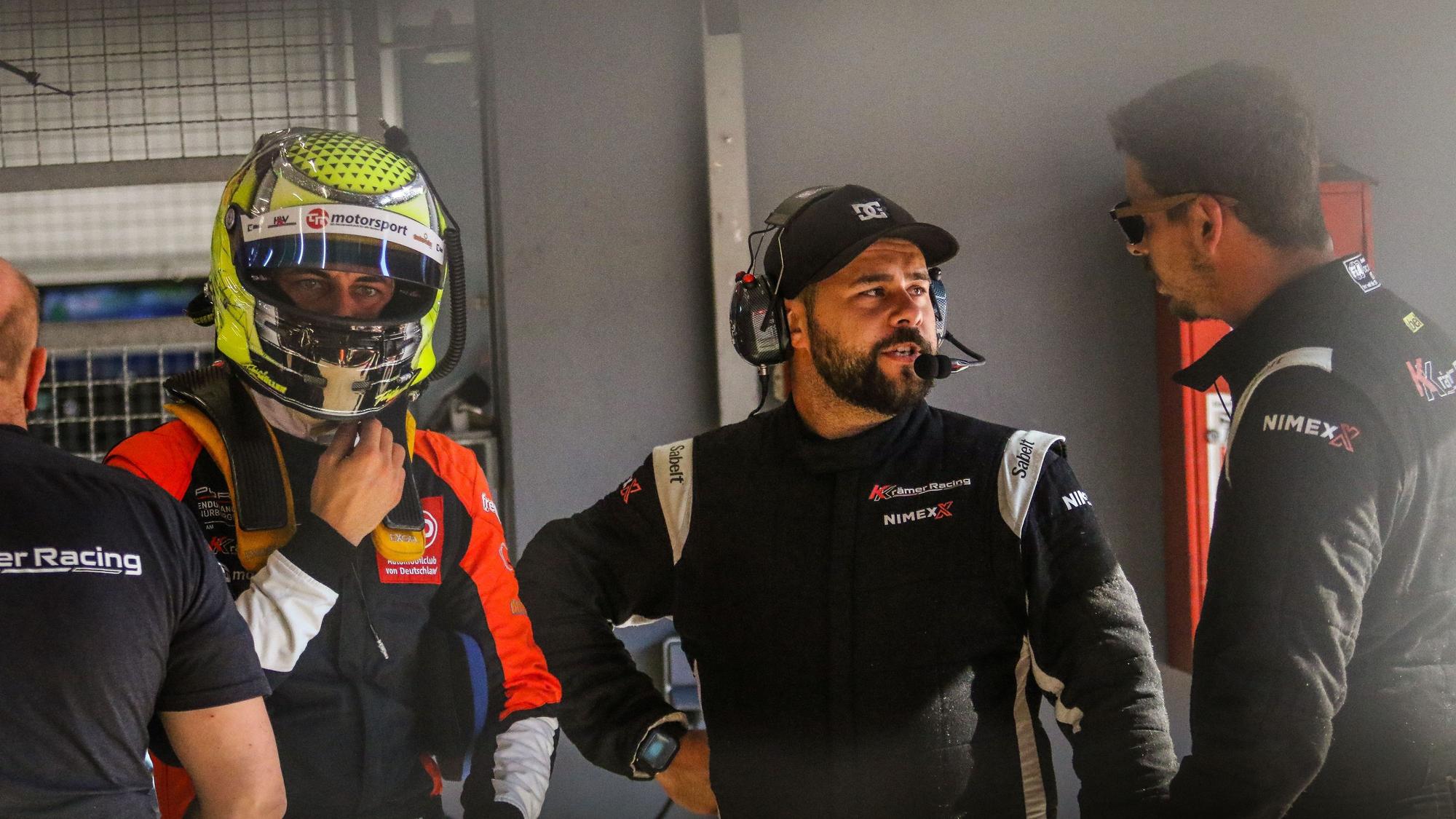 Der Euskirchener Rennfahrer Tobias Müller mit Helm in der Box.
