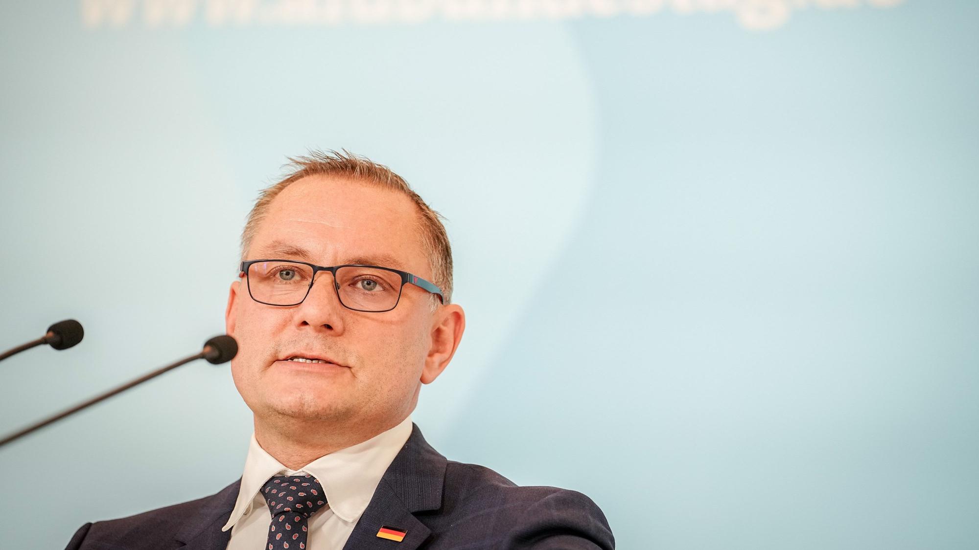 Bei der Landtagswahl 2019 in Brandenburg hatte die Partei um Tino Chrupalla, AfD-Bundesvorsitzender und Fraktionsvorsitzender der AfD, 23,5 Prozent der Stimmen erhalten.
