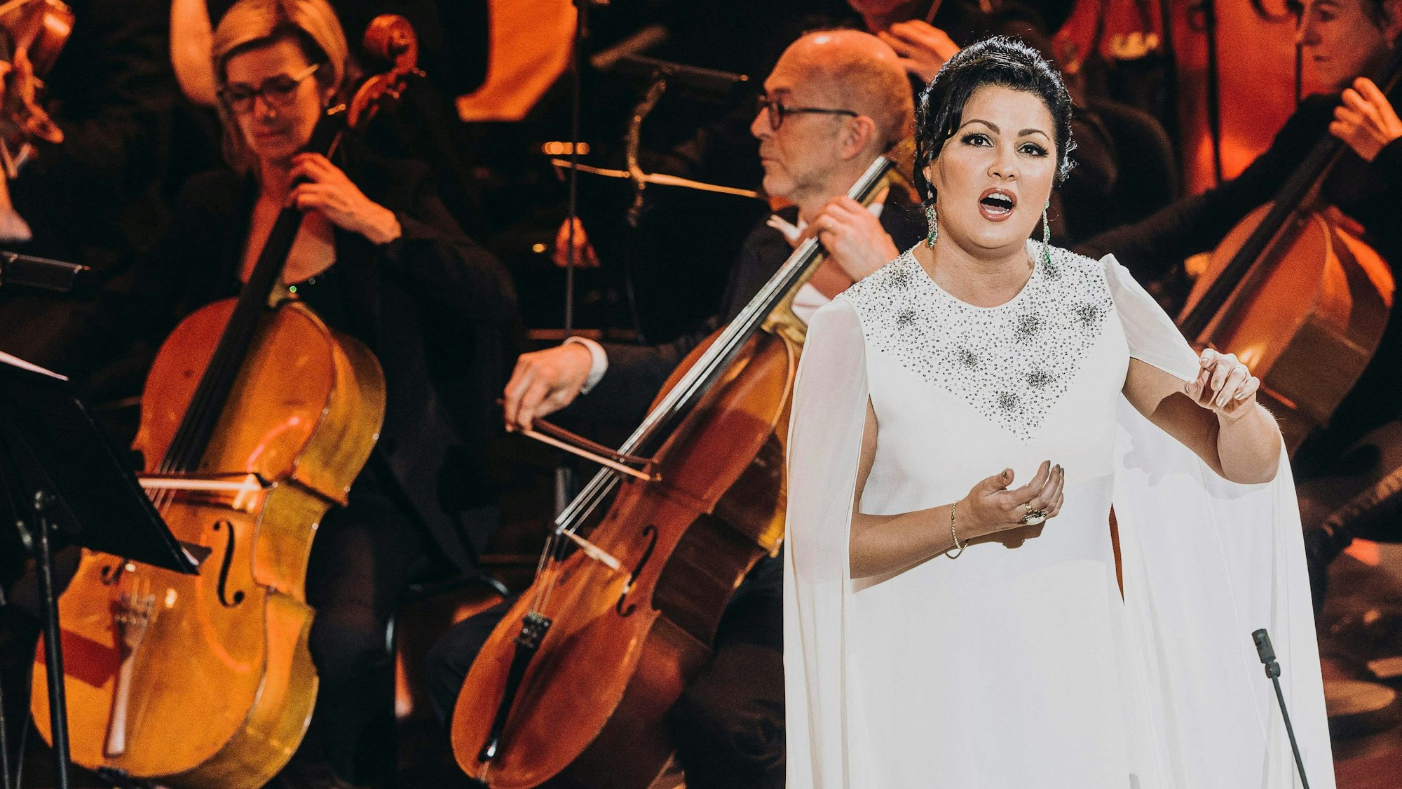 Die russische Sopranistin Anna Netrebko soll am 15. September in Berlin auftreten. Gegen den Auftritt gibt es Proteste – von Netrebko kursieren Fotos, die sie mit russischer Kriegssymbolik zeigen. (Archivbild)