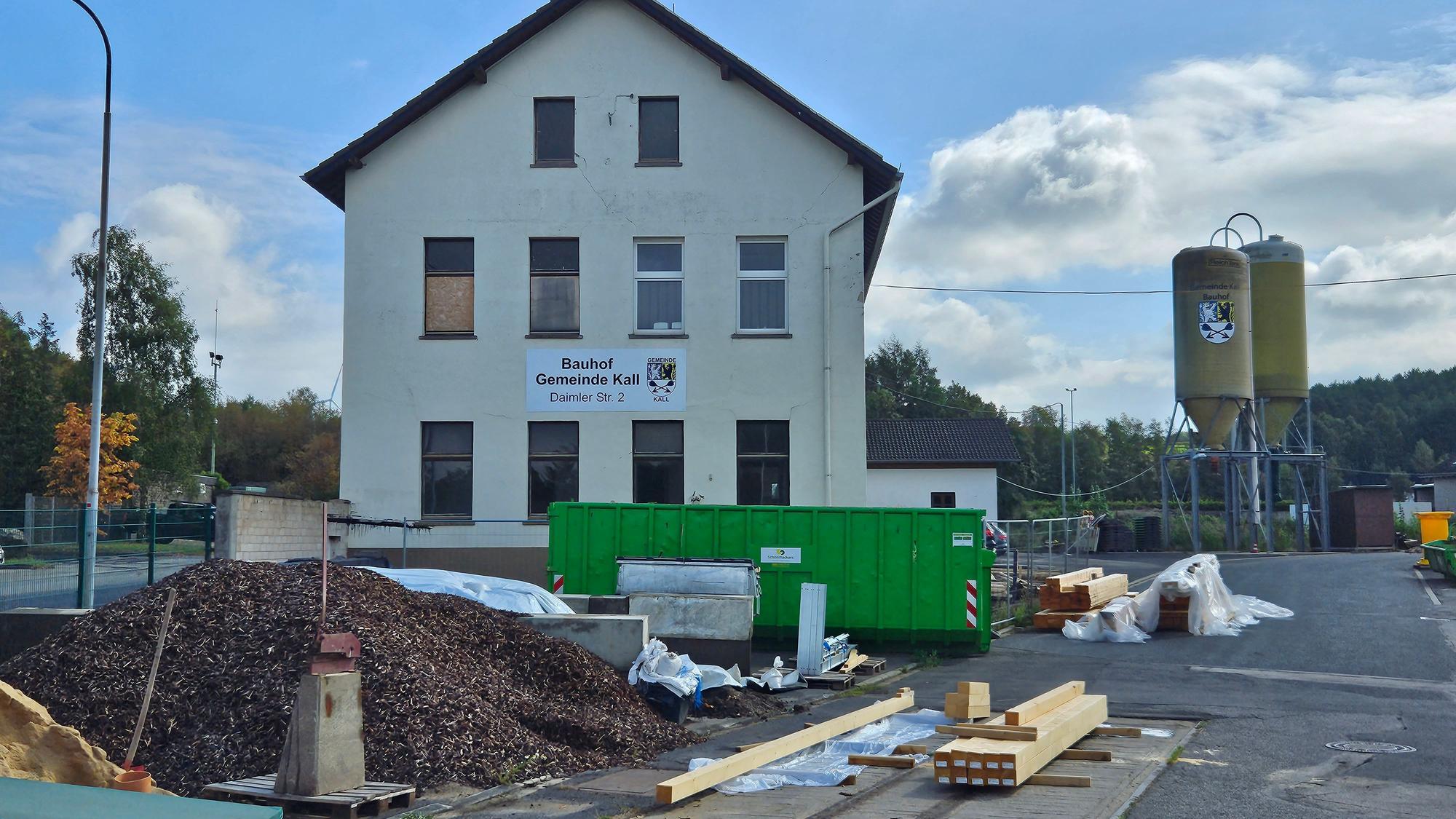 Zu sehen ist das alte Gebäude des Kaller Bauhofs mit einem Container davor.