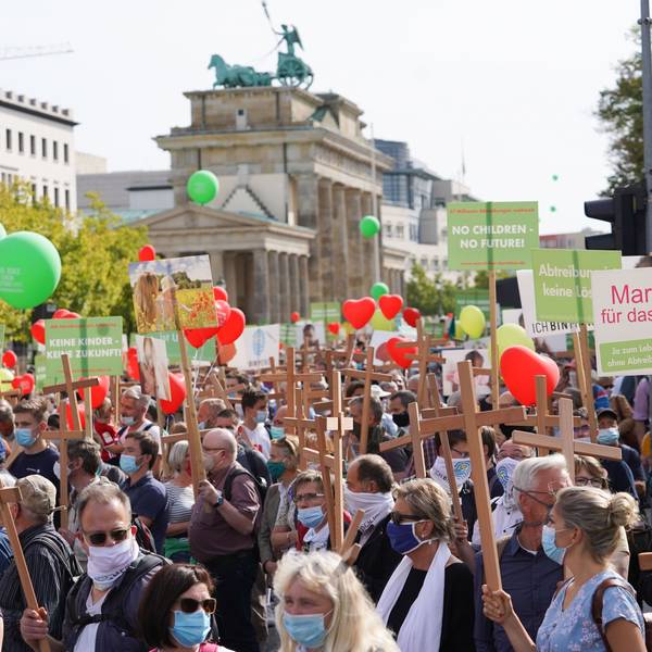 Zahlreiche Menschen nehmen an der Demonstration «Marsch für das Leben» in Sichtweite des Brandenburger Tors teil.