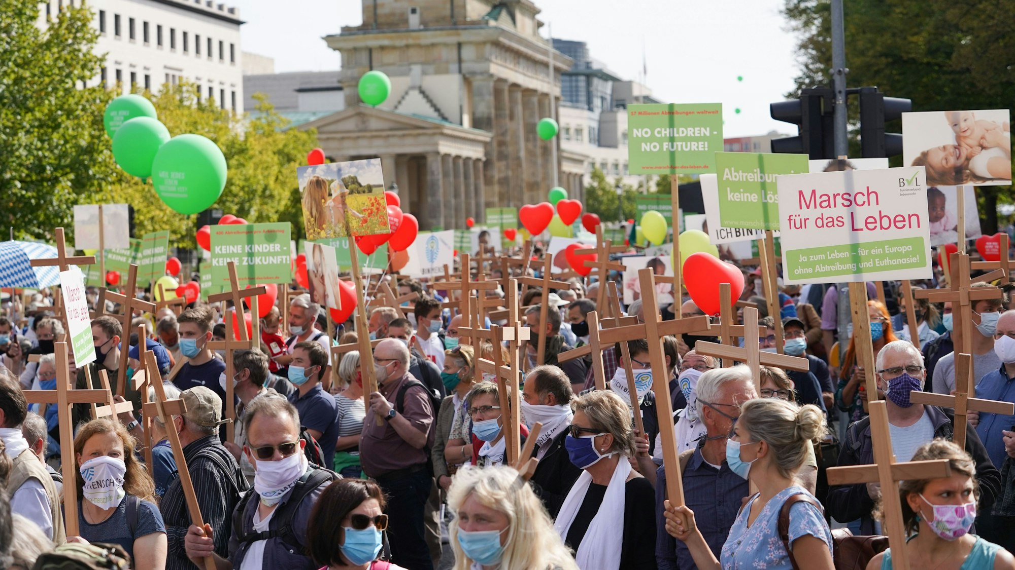 Zahlreiche Menschen nehmen an der Demonstration «Marsch für das Leben» in Sichtweite des Brandenburger Tors teil.