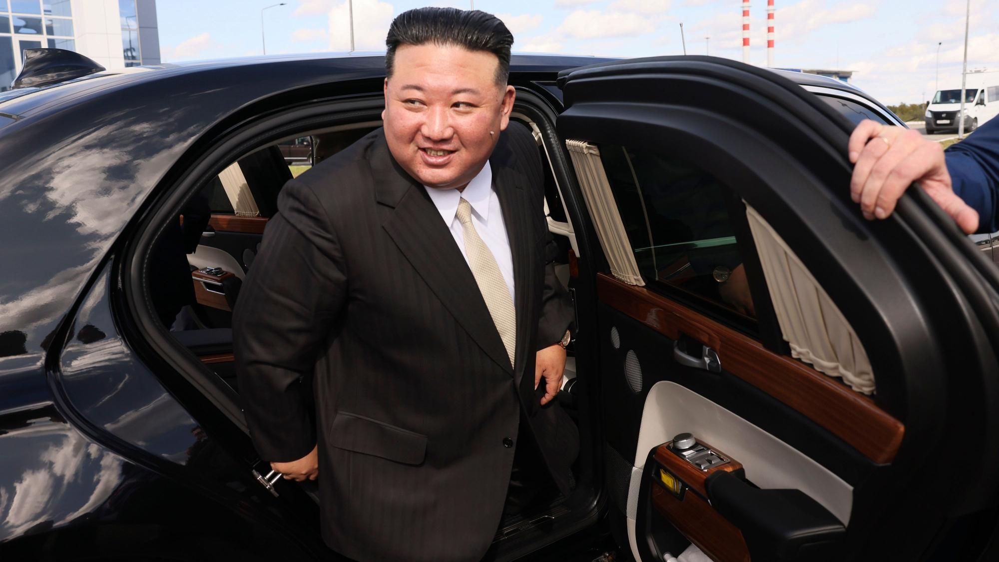 Auf diesem von der staatlichen russischen Nachrichtenagentur Sputnik via AP veröffentlichte Foto trifft Kim Jong-un, Machthaber von Nordkorea, zu seinem Treffen mit dem russischen Präsidenten Putin auf dem Weltraumbahnhof Wostotschny ein.