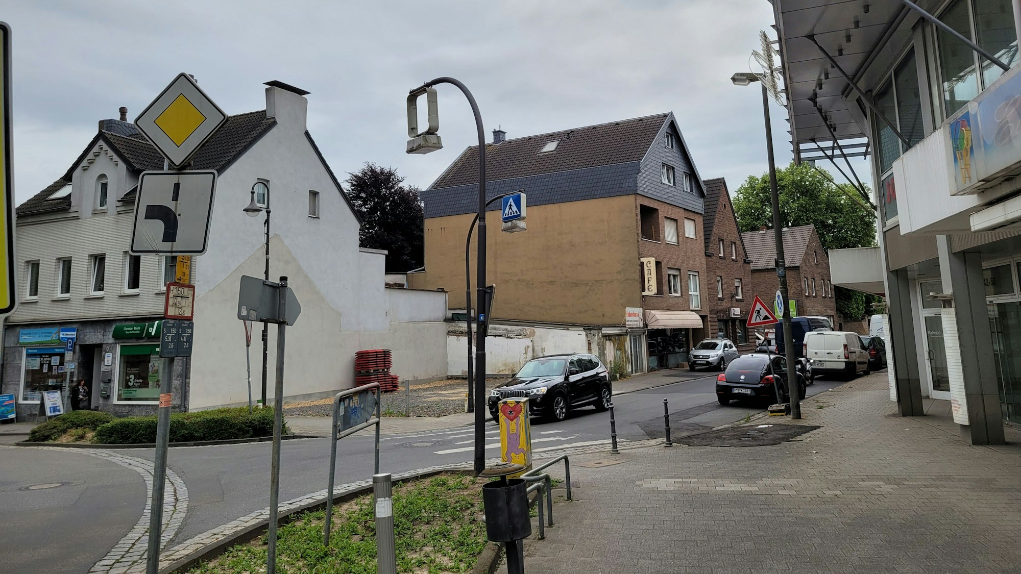 Das Foto zeigt eine Kreuzung, ein Auto nähert sich einem Zebrastreifen.