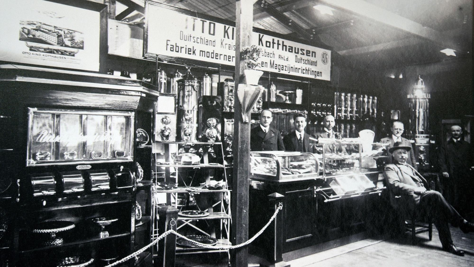 Ein altes schwarz-weißes Foto der Firma Otto Kind.