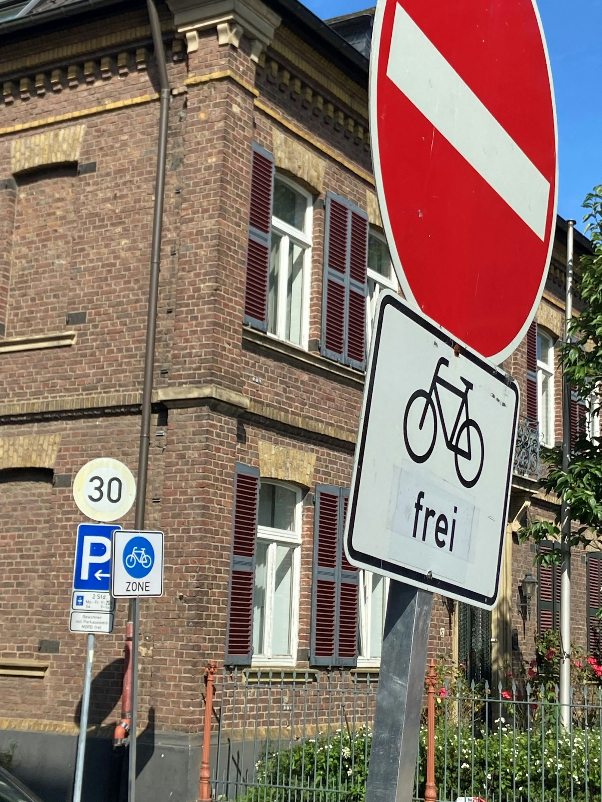 Auf dem Bild ist ein Verkehrszeichen für Radfahrer zu sehen.