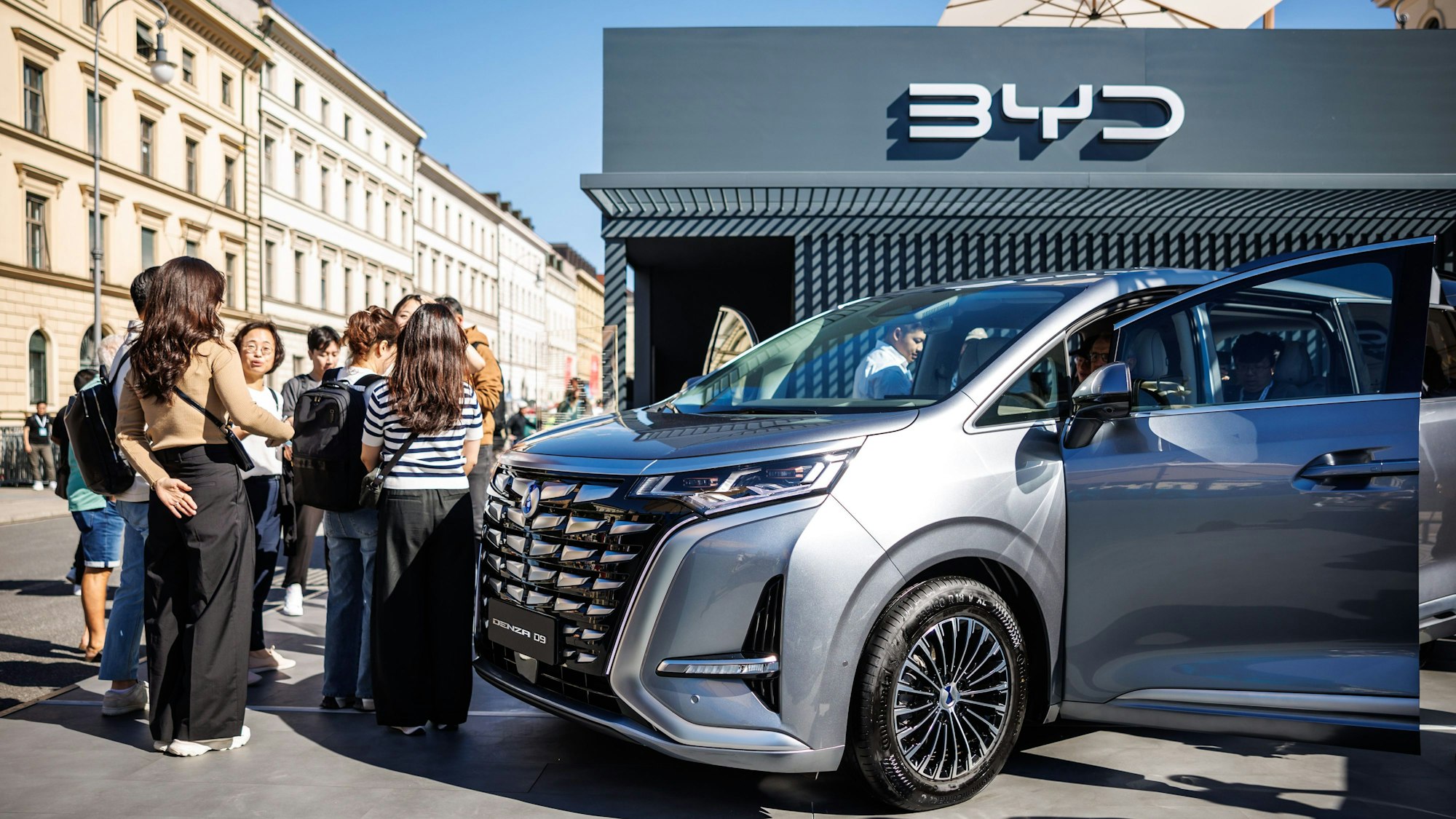 Eine elektrische Luxuslimousine ist der Denza D9, der auf der IAA am Stand des chinesischen Herstellers BYD präsentiert wurde.