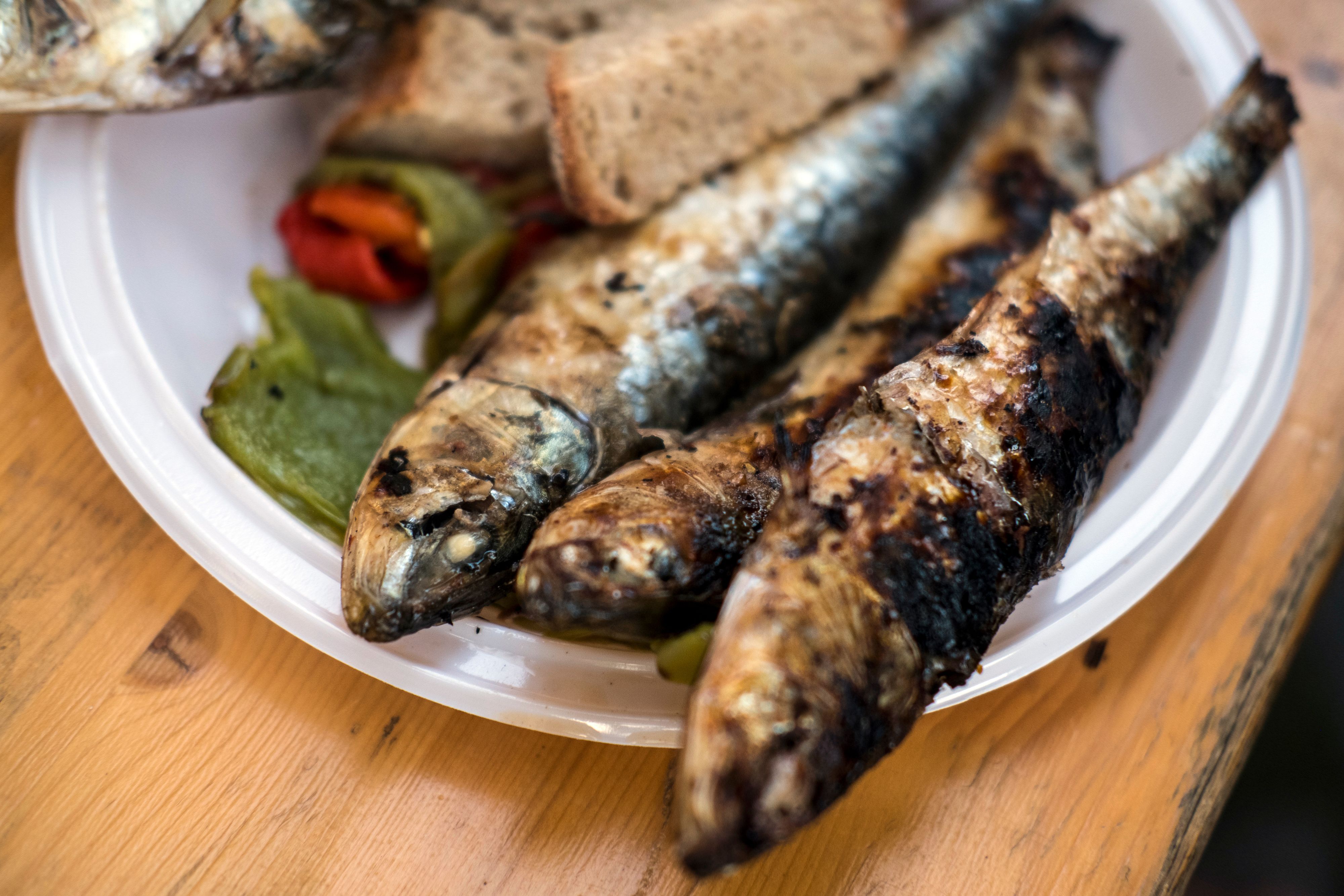 Sardinen vom Grill auf einem Teller.