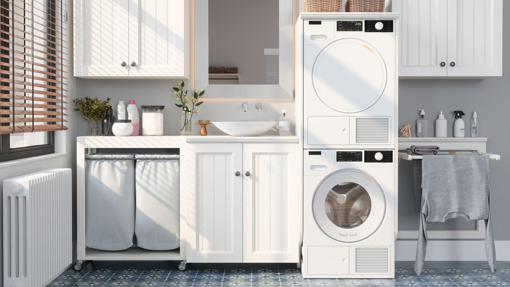 Modernes Badezimmer mit Waschmaschine und Trockner übereinander.