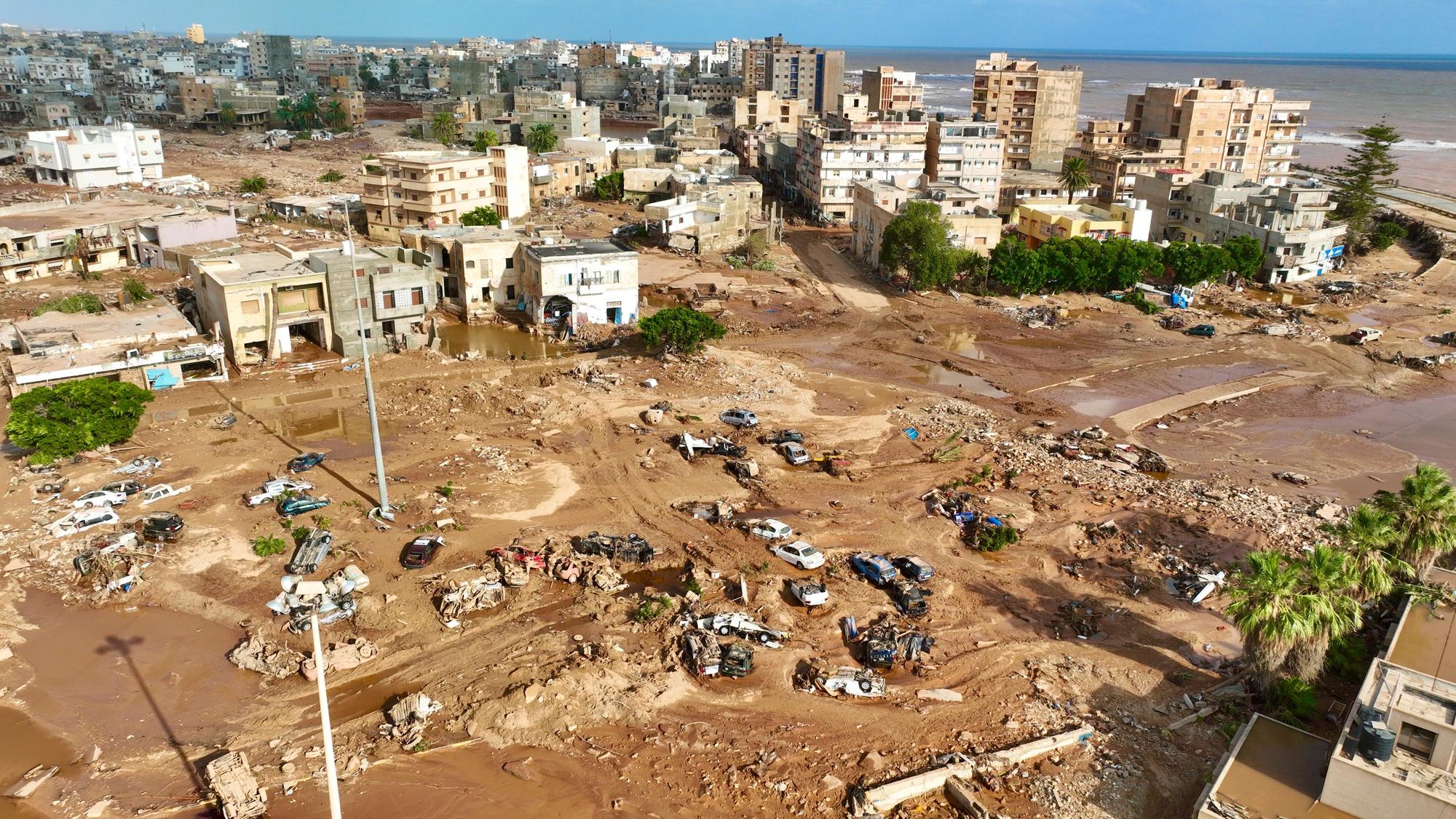 Die verwüstete Hafenstadt Darna. Nach dem verheerenden Unwetter in Libyen wird das Ausmaß der Zerstörung langsam sichtbar. Nach Worten eines Sprechers des Innenministeriums einer der beiden rivalisierenden Regierungen in dem Bürgerkriegsland wurden bei den Überschwemmungen rund 5200 Menschen in den Tod gerissen. Während Retter und Angehörige nach Überlebenden suchen, gelten nach Angaben des Roten Kreuzes inzwischen rund 10.000 Menschen als vermisst.
