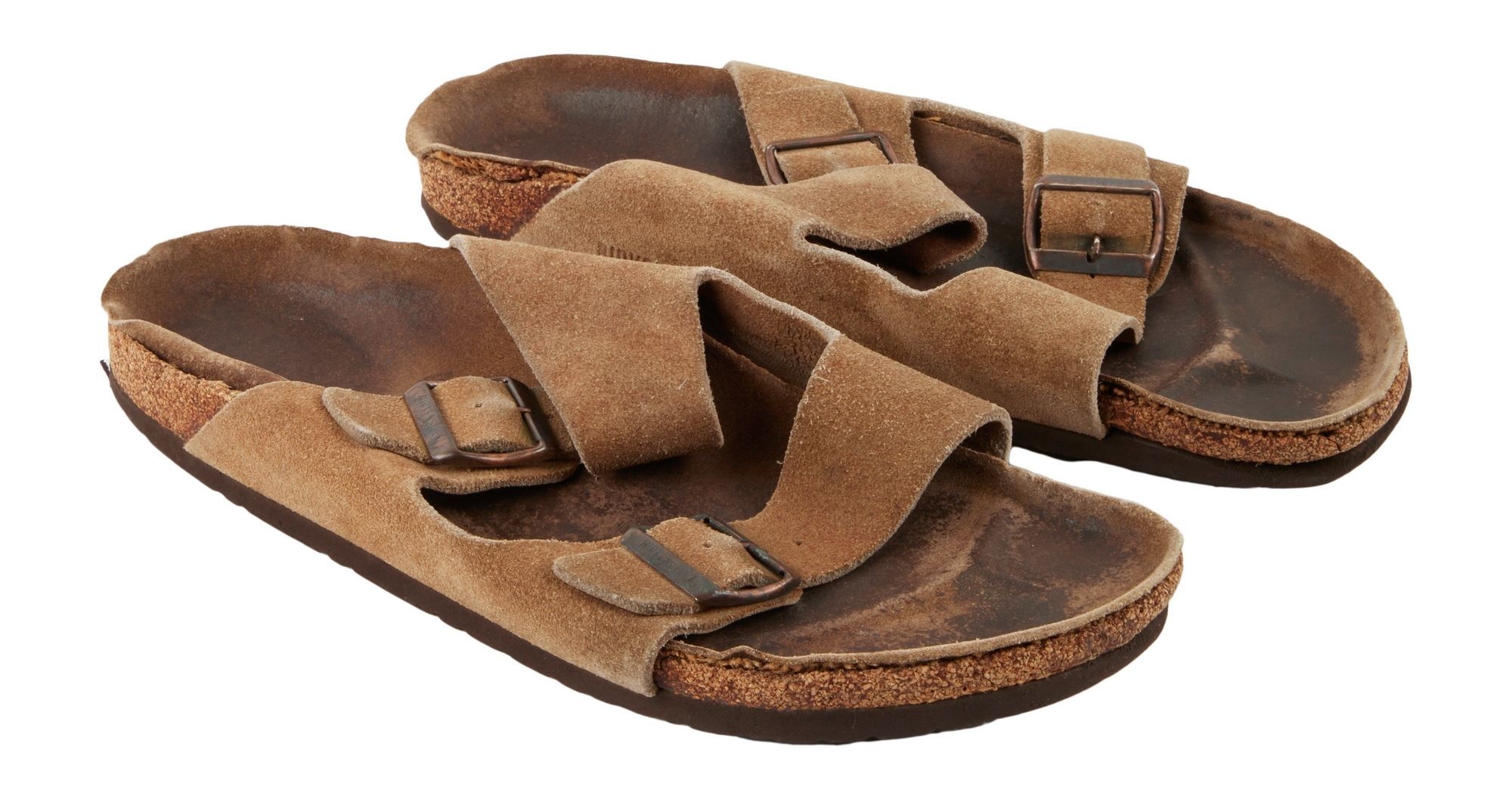 Die von Julien's Auctions zur Verfügung gestellte Aufnahme zeigt ein Paar braune Birkenstock Arizona-Sandalen aus Wildleder, die Steve Jobs persönlich besaß und trug.