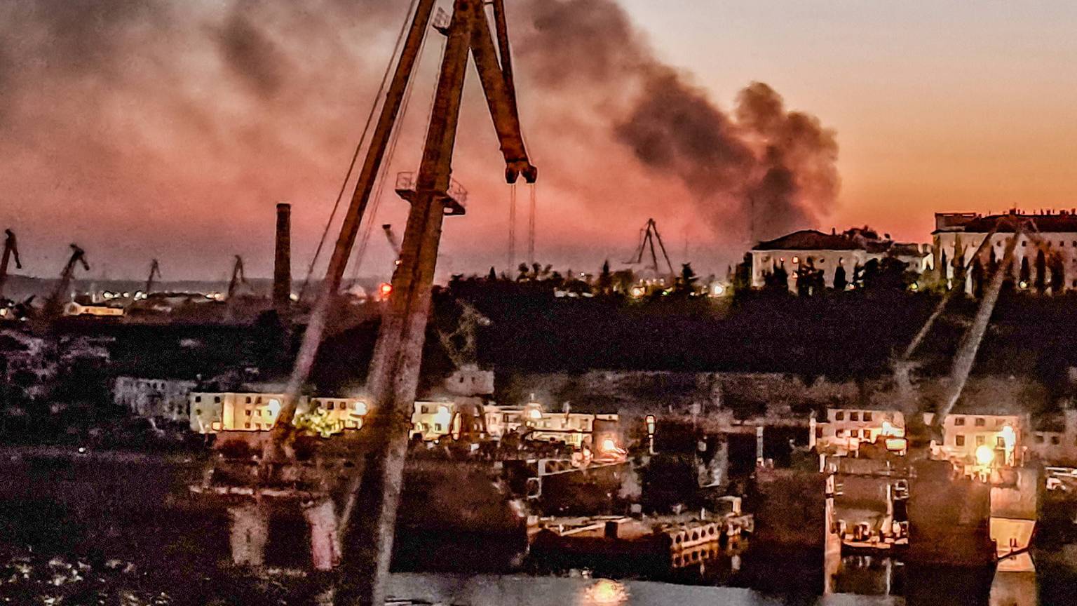 Feuer im Hafengebiet: Sewastopol nach dem ukrainischen Schlag auf eine Reparaturwerft mit russischen Kriegsschiffen.