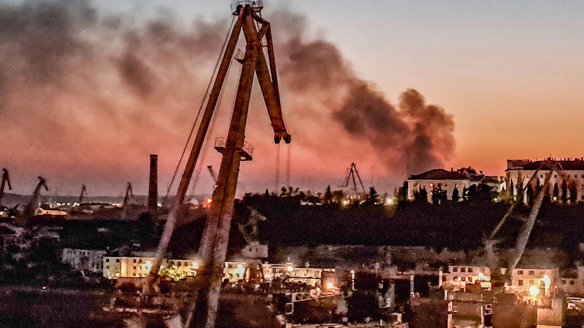 Feuer im Hafengebiet: Sewastopol nach dem ukrainischen Schlag auf eine Reparaturwerft mit russischen Kriegsschiffen.