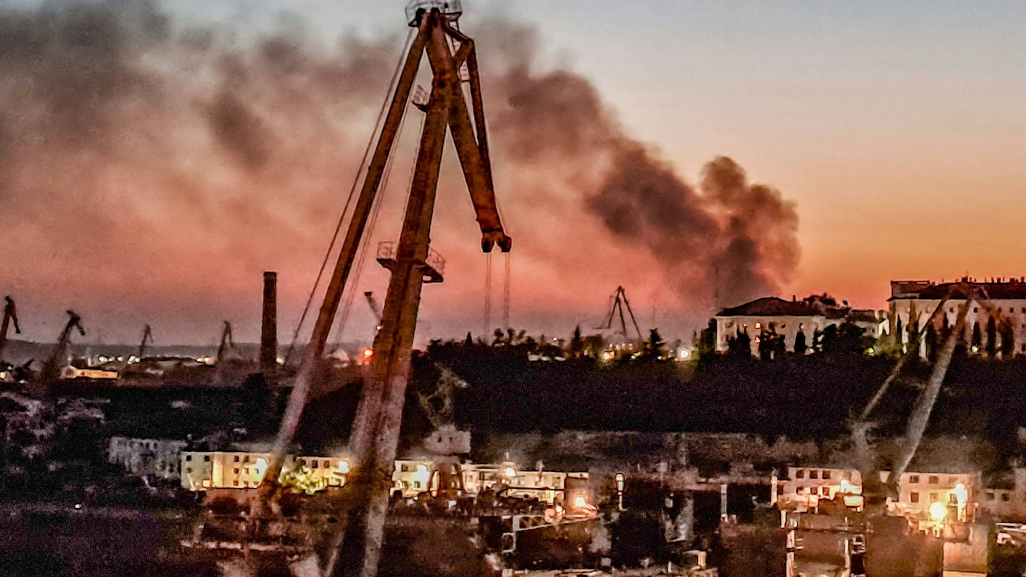 Feuer im Hafengebiet: Sewastopol nach dem ukrainischen Schlag auf eine Reparaturwerft mit russischen Kriegsschiffen.