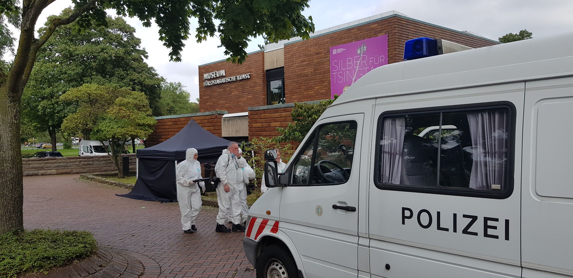 Die Spurensicherung der Polizei am Museum für Ostasiatische Kunst.