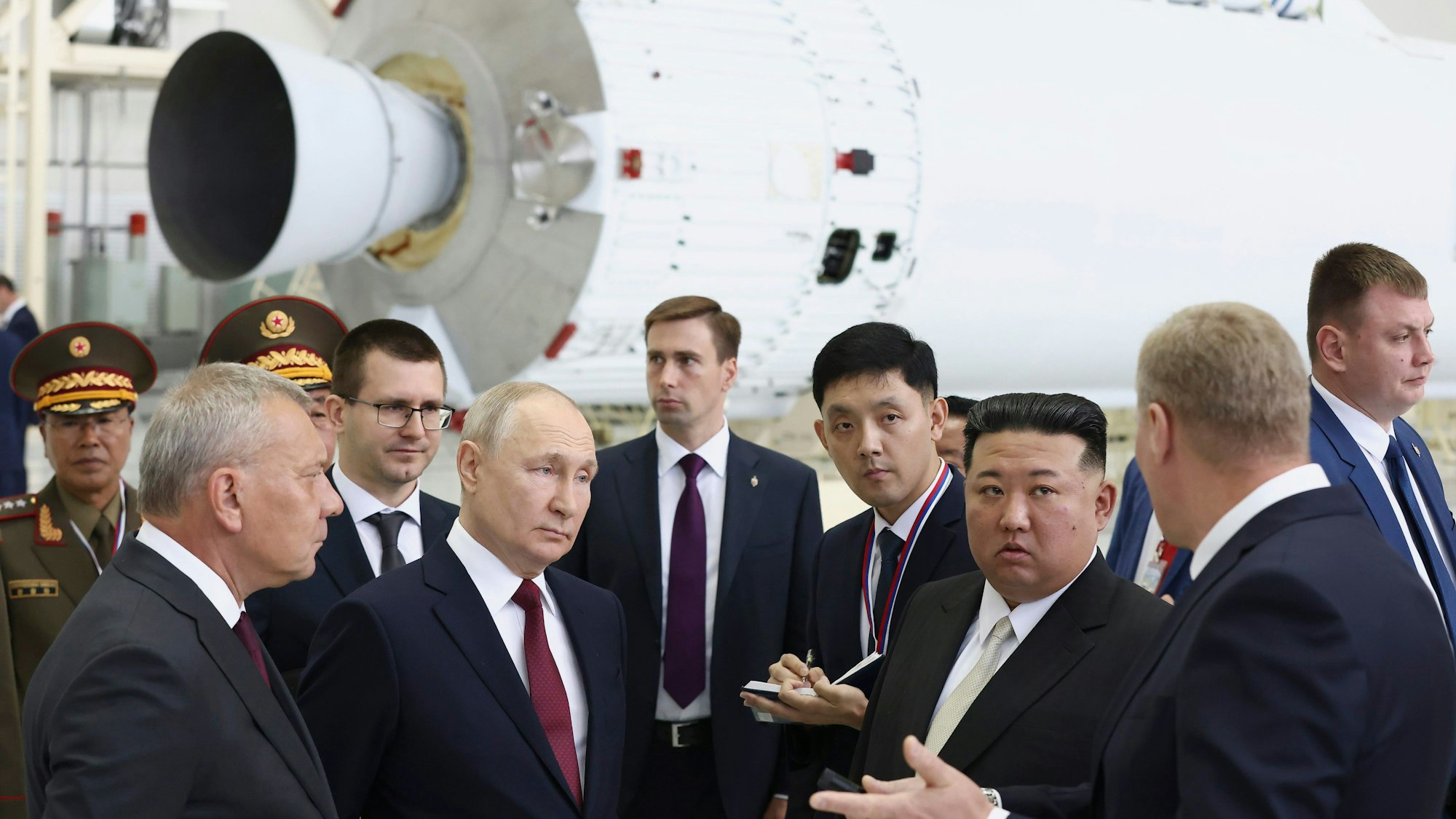 Dieses von der staatlichen russischen Nachrichtenagentur Sputnik via AP veröffentlichte Foto zeigt Wladimir Putin, Präsident von Russland, und Kim Jong-un, Machthaber von Nordkorea, die während ihres Treffens auf dem Kosmodrom Wostotschny, eine Raketenmontagehalle begutachten. Links steht Juri Borissow, Direktor der russischen Weltraumorganisation Roskosmos.