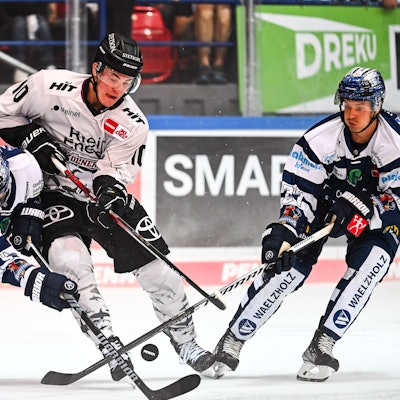 Marcel Barinka Iserlohn Roosters, 74 Justin Schütz Kölner Haie, 10 Ben Thomas Iserlohn Roosters, 27, GER, Iserlohn Roosters vs. Kölner Haie