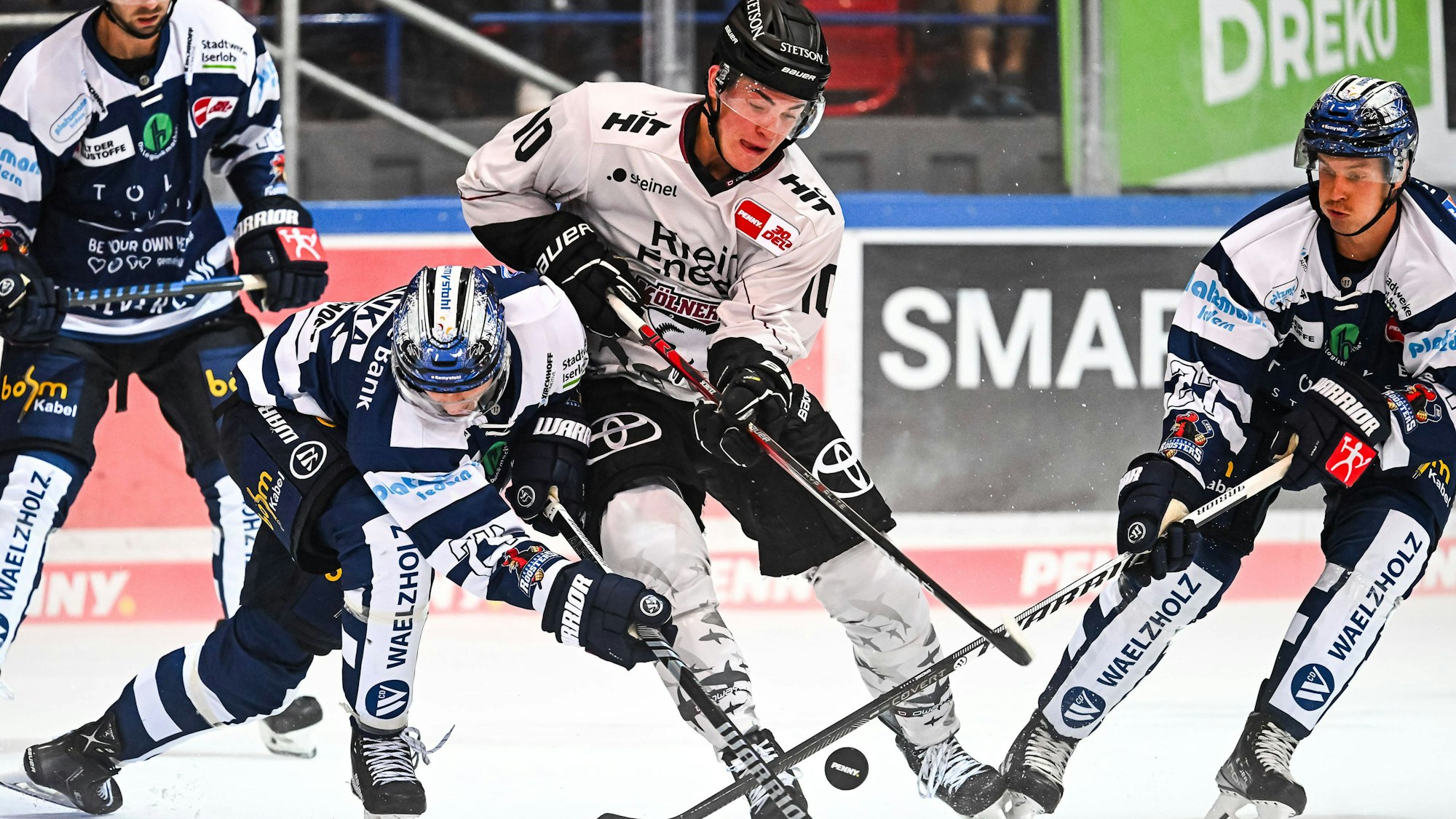 Marcel Barinka Iserlohn Roosters, 74 Justin Schütz Kölner Haie, 10 Ben Thomas Iserlohn Roosters, 27, GER, Iserlohn Roosters vs. Kölner Haie