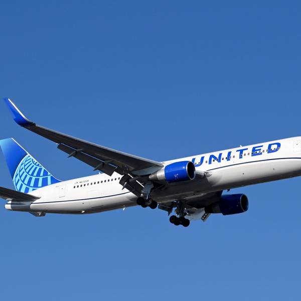 Ein Flugzeug der US-amerikanischen Fluggesellschaft United Airlines startet an einem Flughafen. (Symbolbild)