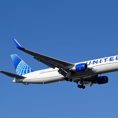 Ein Flugzeug der US-amerikanischen Fluggesellschaft United Airlines startet an einem Flughafen. (Symbolbild)