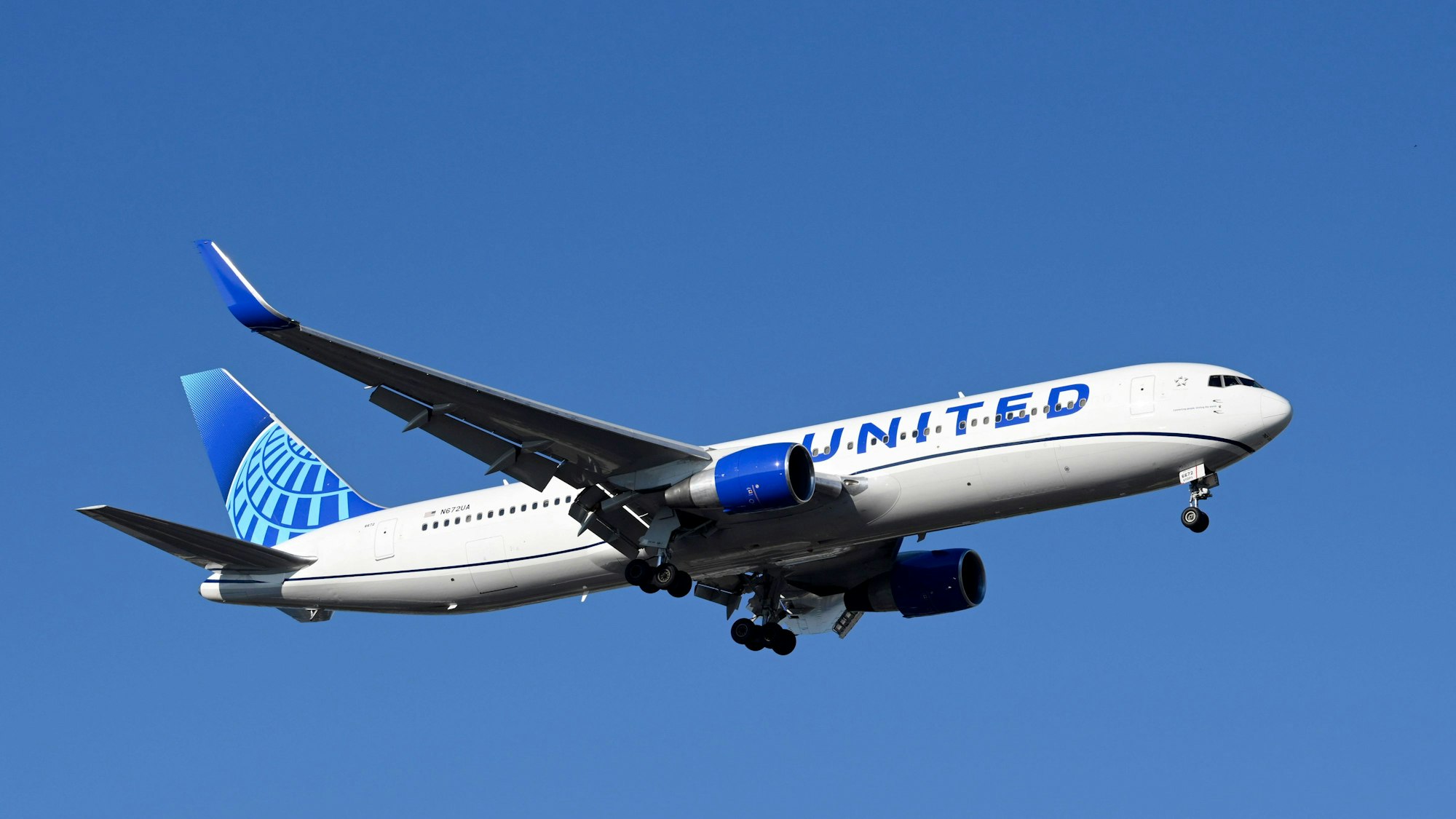 Ein Flugzeug der US-amerikanischen Fluggesellschaft United Airlines startet an einem Flughafen. (Symbolbild)