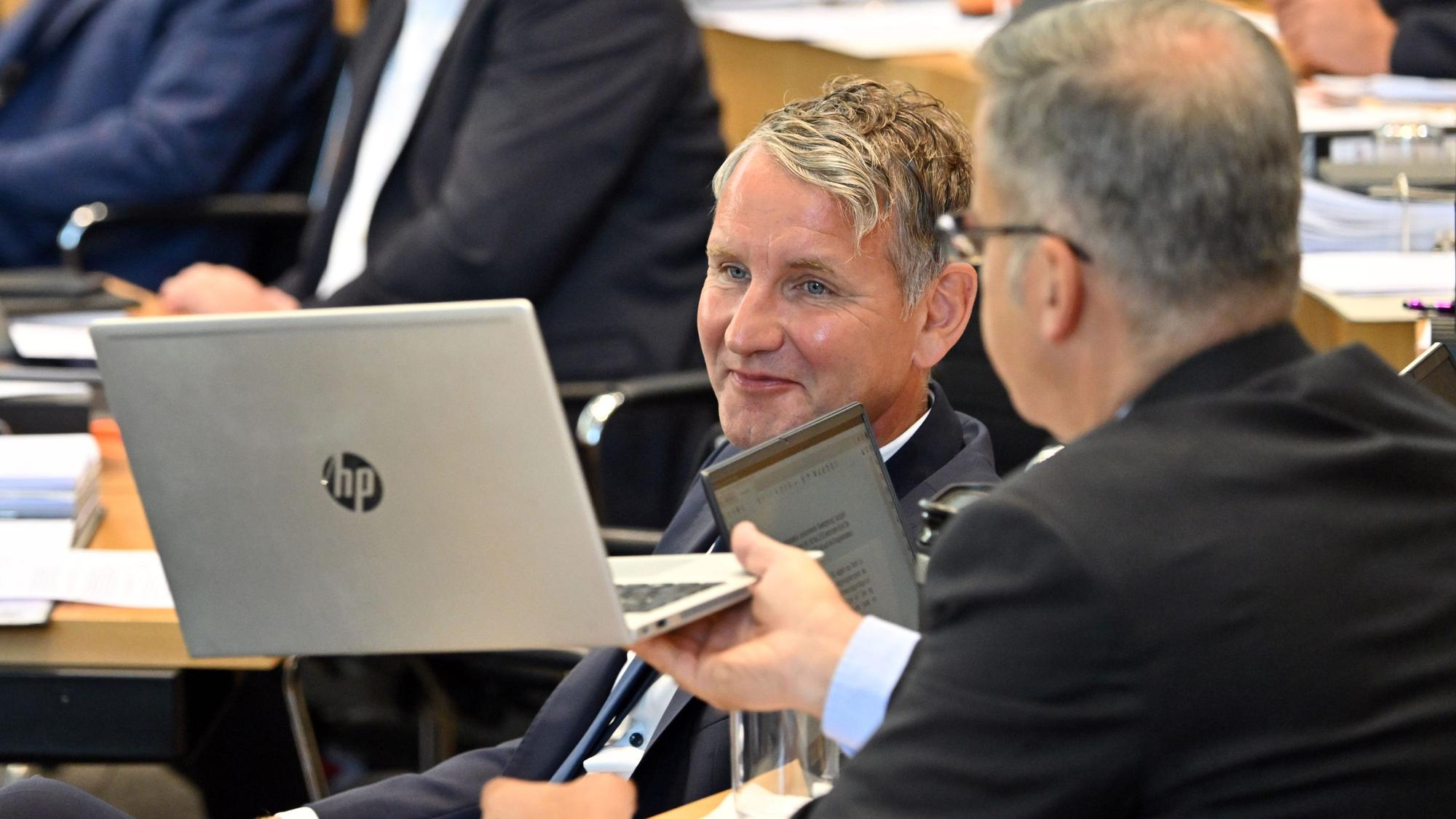 14.09.2023, Thüringen, Erfurt: Björn Höcke (AfD) sitzt im Plenarsaal des Thüringer Landtag. Die Abgeordneten wollen an diesem Tag in erster Lesung den Haushalt für 2024 beraten. Außerdem will die Opposition eine Steuersenkung gegen die rot-rot-grüne Minderheitskoalition durchsetzen. Foto: Martin Schutt/dpa +++ dpa-Bildfunk +++