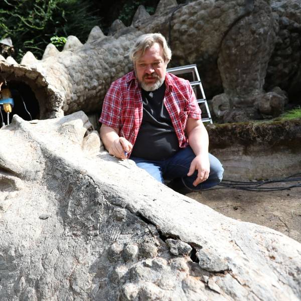 Der Kopf des Drachen mit den weiteren Rissen zeigt Boris Schnarbach in der Nibelungenhalle.
