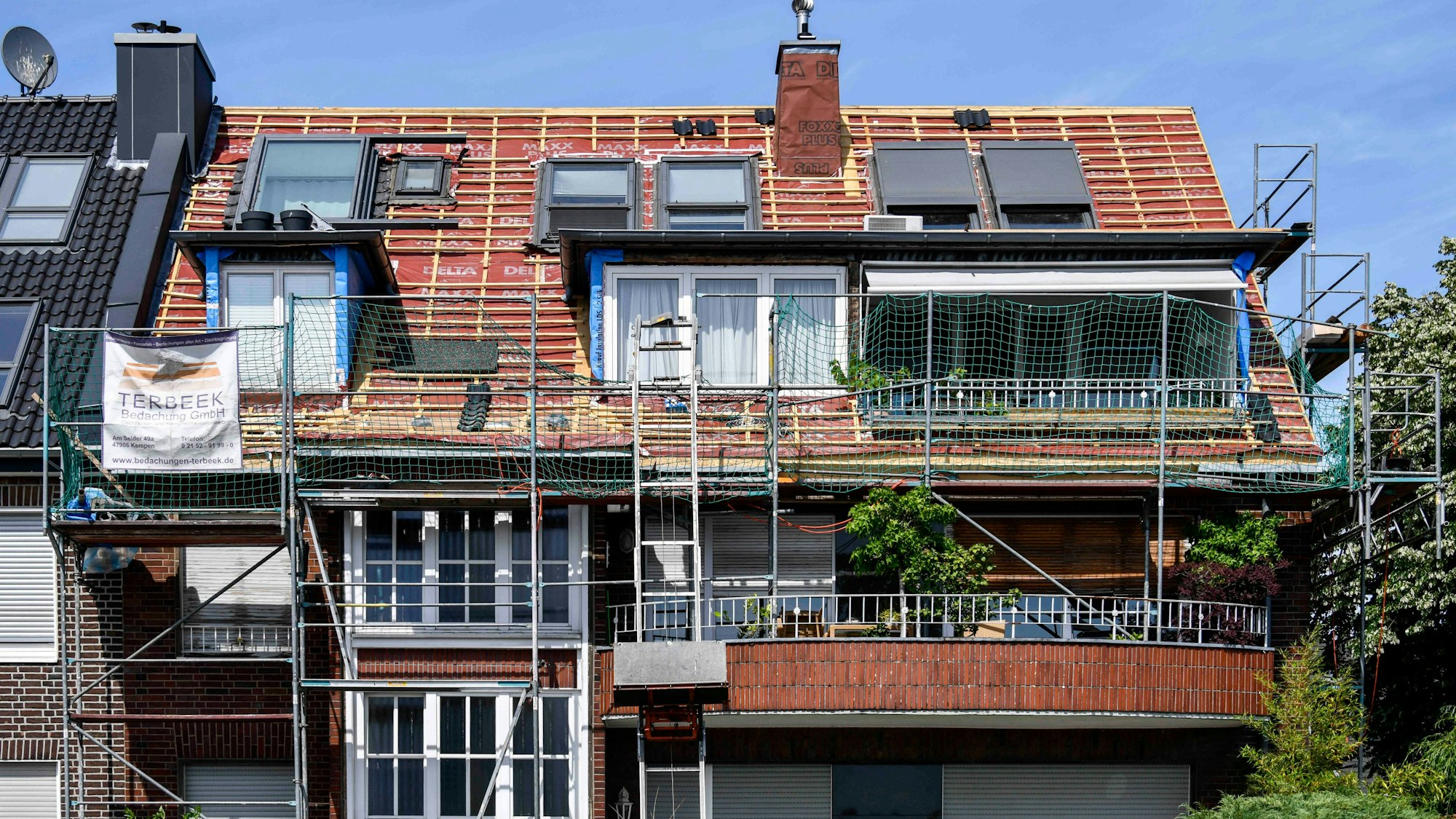Das Dach eines älteren Gebäudes wird saniert.