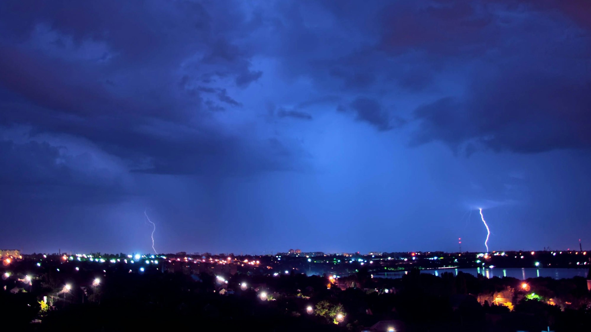 Nicht nur Gewitter, wie hier im Bild zu sehen, können den Himmel in ein bläuliches Licht färben. Beim Erdbeben in Marokko wurde erneut das ungeklärte Phänomen der Erdbebenlichter beobachtet. Forscher haben für die Lichtblitze bisher keine Erklärung. (Symbolbild)