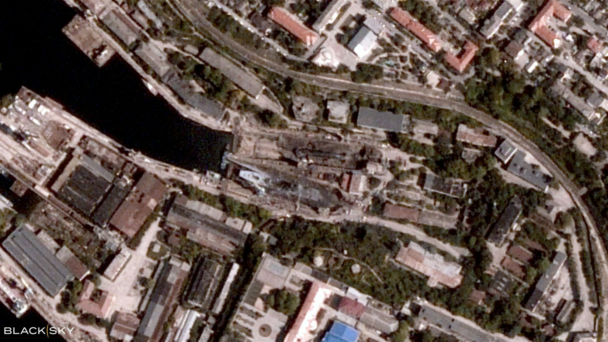 Dieses Satellitenfoto von BlackSky zeigt das Trockendock in Sewastopol nach dem ukrainischen Schlag.