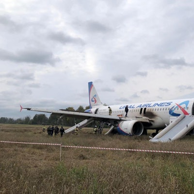 Der Pilot entscheidet sich für eine schwierige Notlandung in einem Feld bei Nowosibirsk.