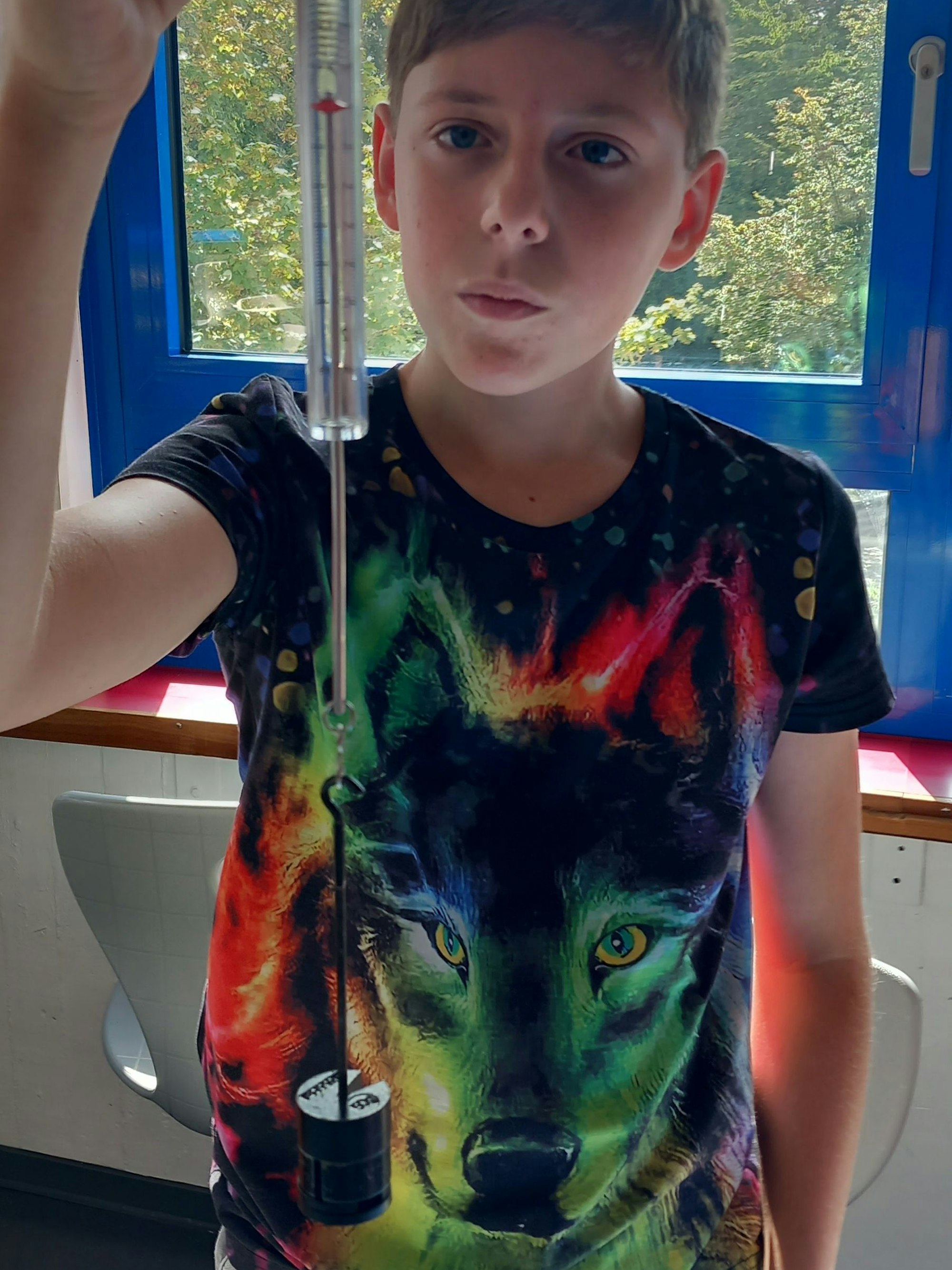 14. September 2023: In Heimerzheim lernen Kinder und Jugendliche altersgemäß die Gesetze von Kraft und Bewegung: Louis hat verschiedene Gewichte für das Messen eines Newton an eine Federwage gehängt