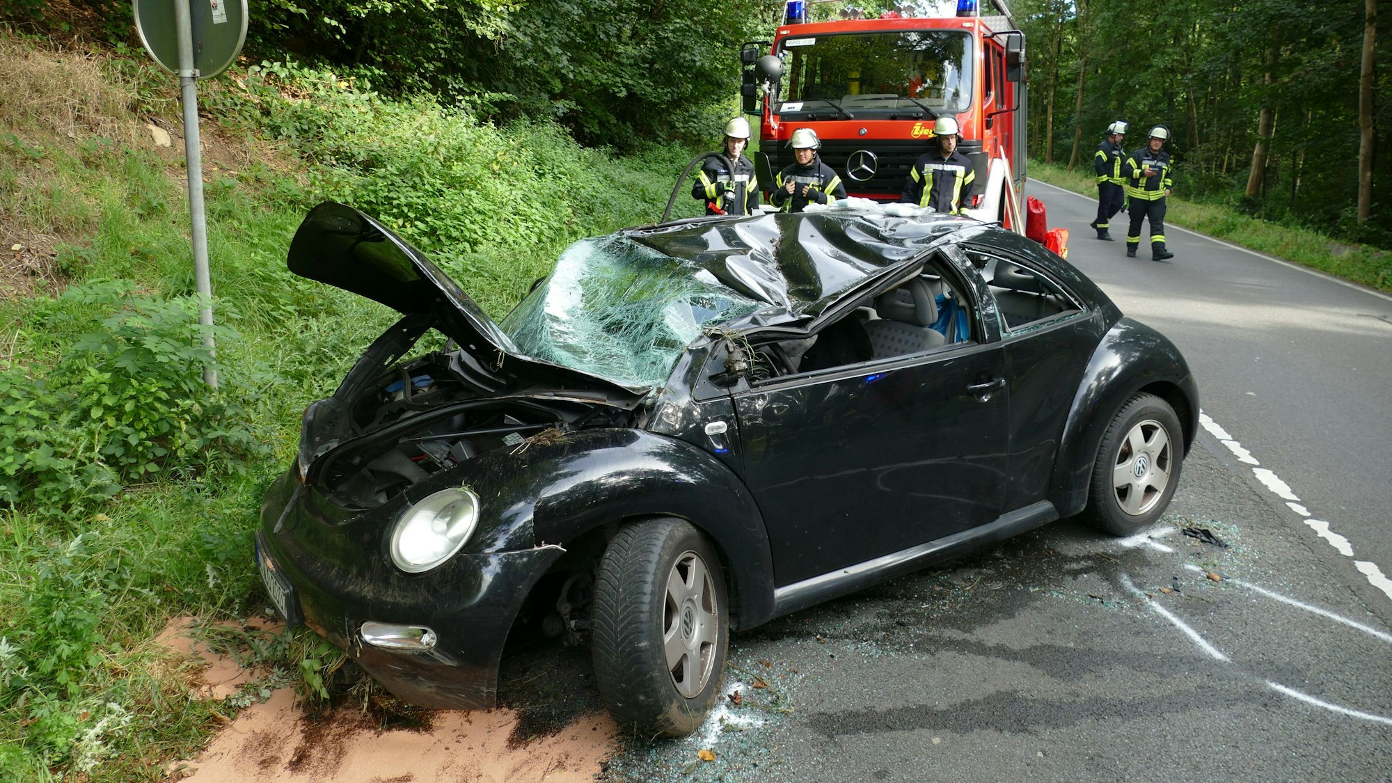 Ein zerstörtes Auto nach einem Unfall.