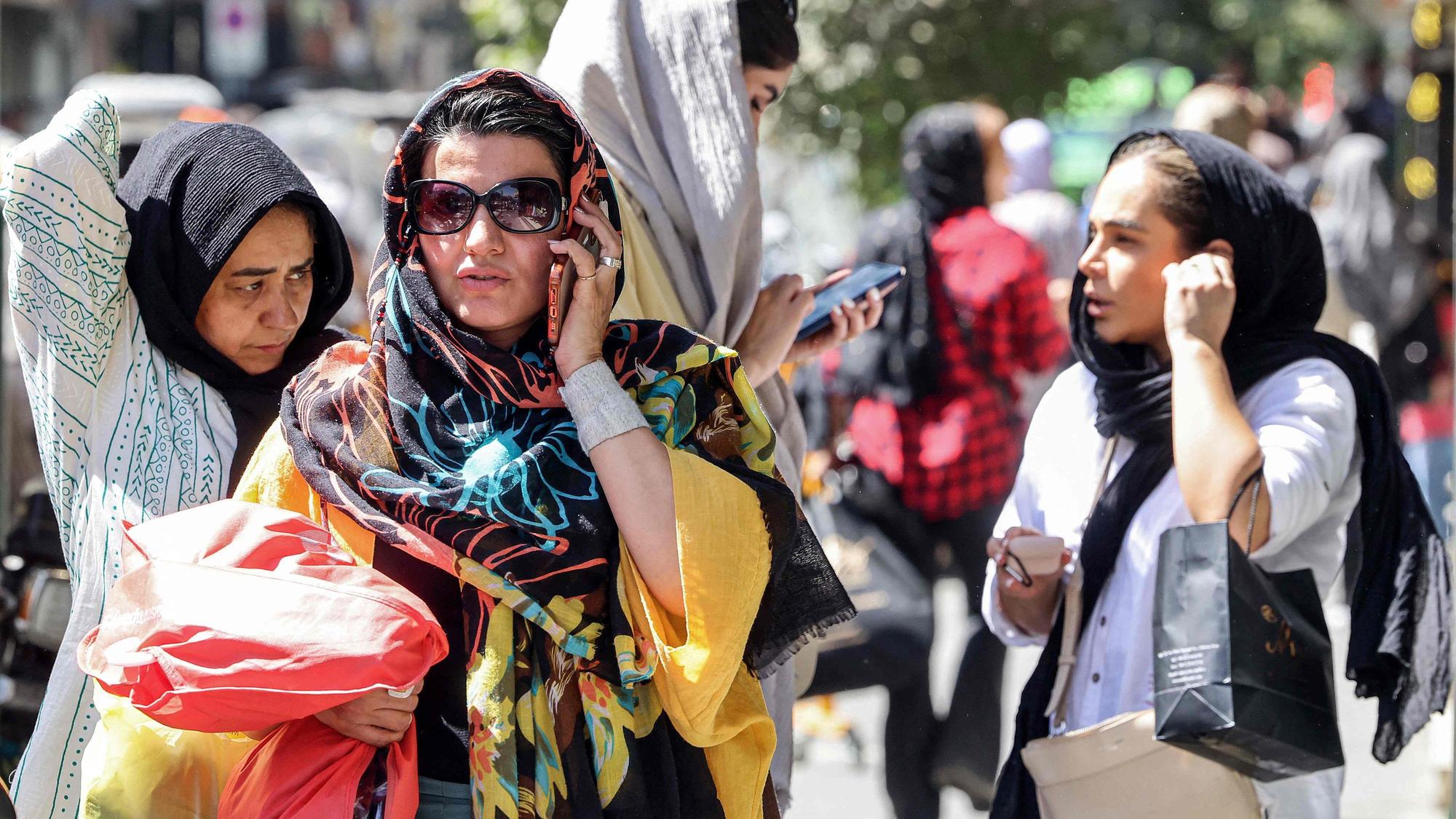 Irans Regierung hat es bis heute nicht geschafft, die Kopftuchpflicht in der Bevölkerung durchzusetzen. Viele Frauen tragen das Koptuch nicht den Forschriften entsprechend oder gar nicht.