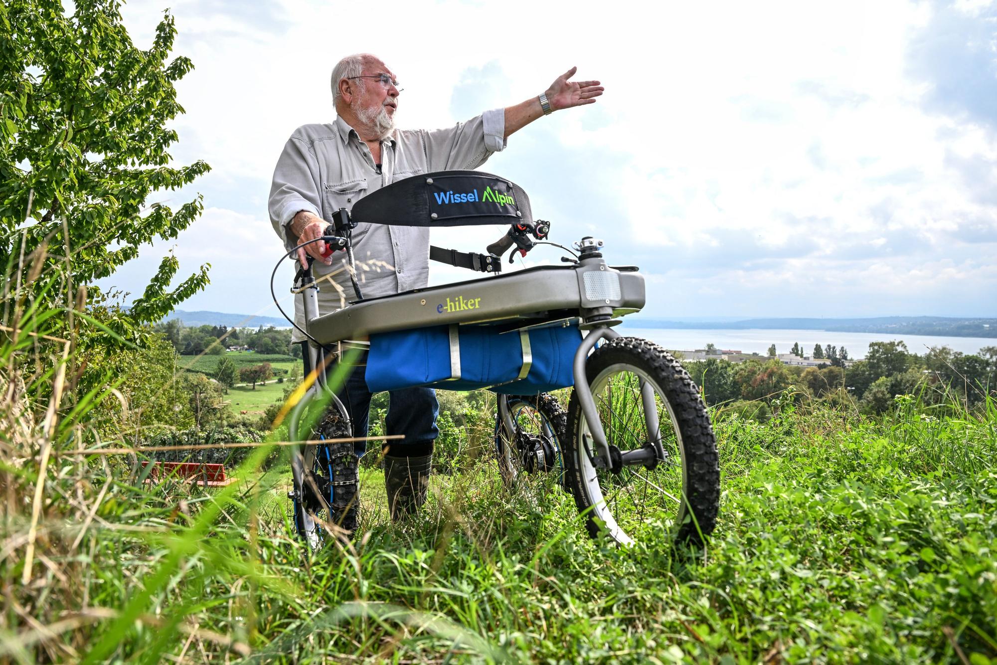 Der 92-Jährige aus Überlingen am Bodensee hat einen Turbo-Rollator für den Wald und die Berge erfunden.