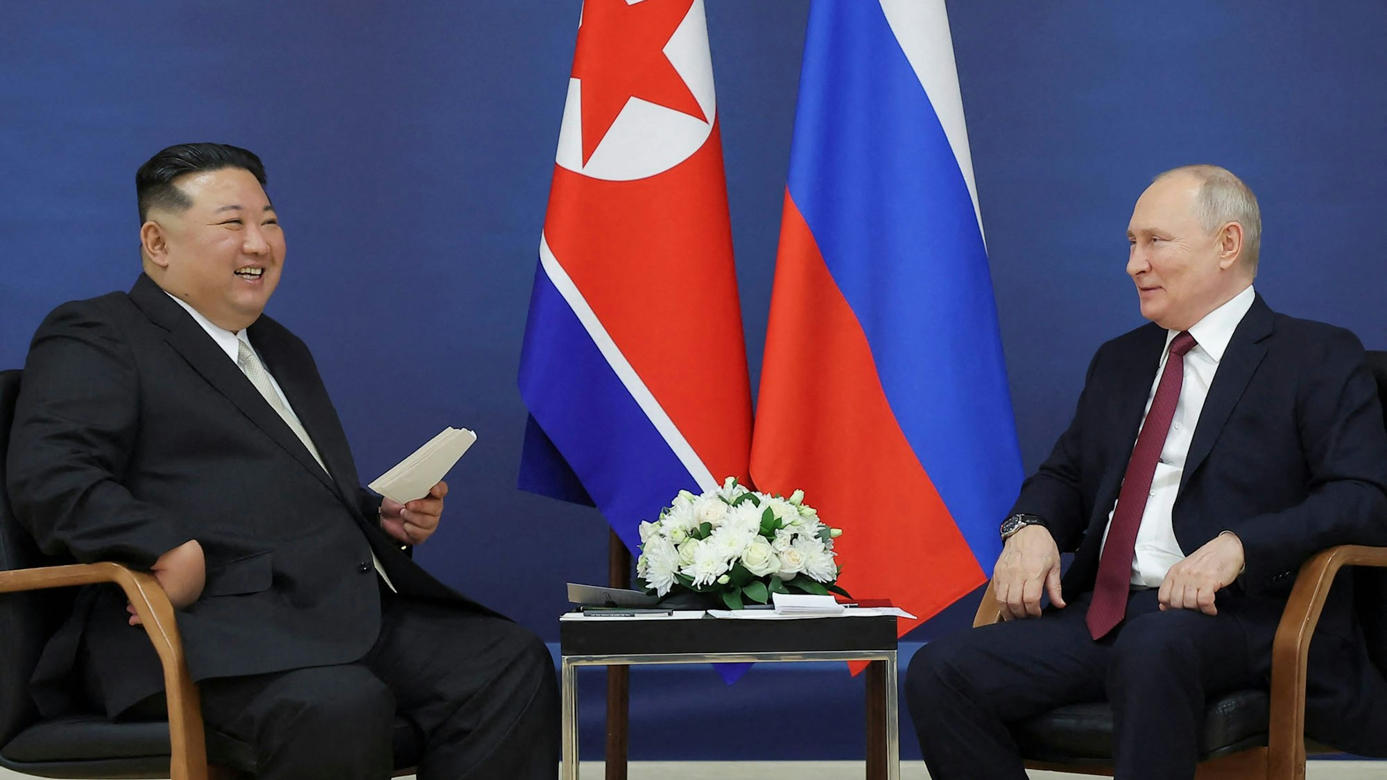 Kim Jong-Un und Wladimir Putin sitzen nebeneinander.