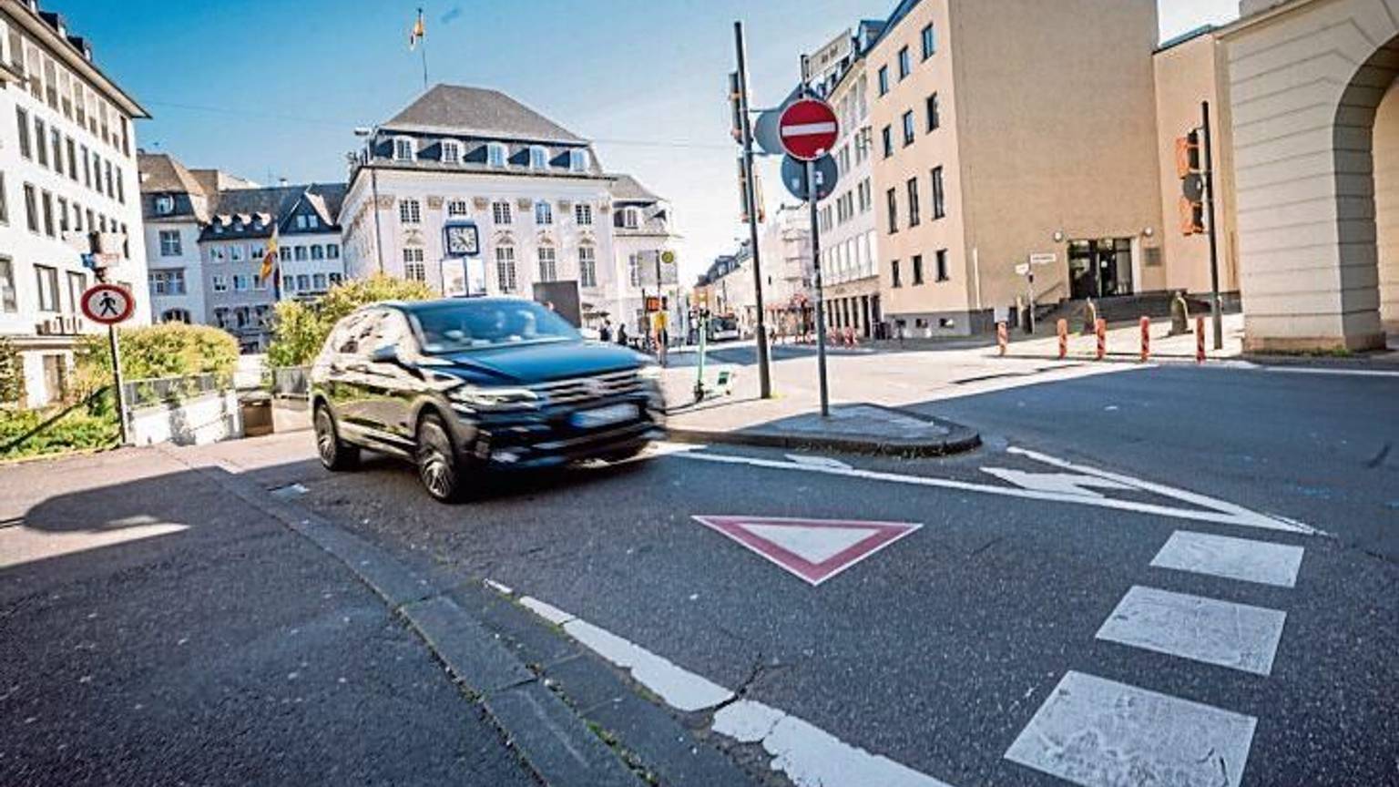 Ein Auto fährt auf einer Straße