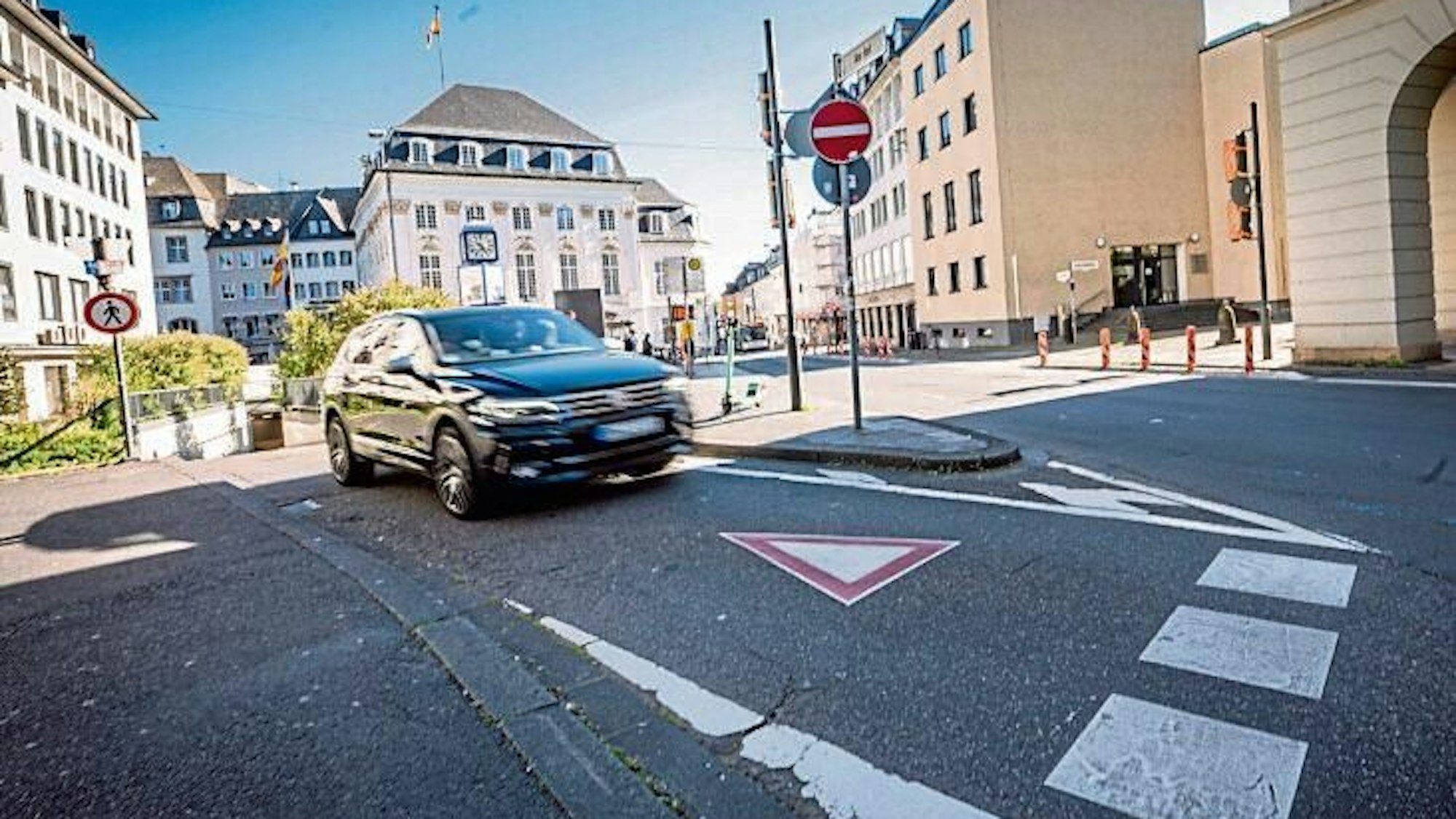 Ein Auto fährt auf einer Straße