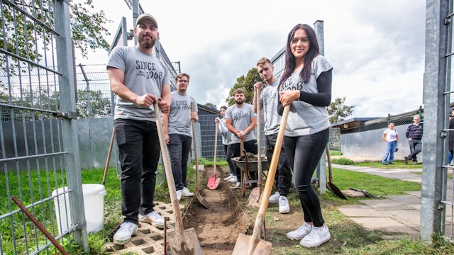 Auszubildende von Jokey arbeiten für einen Tag im Tierheim Wipperfürth. Sie sind mit Spaten im Einsatz zu sehen.
