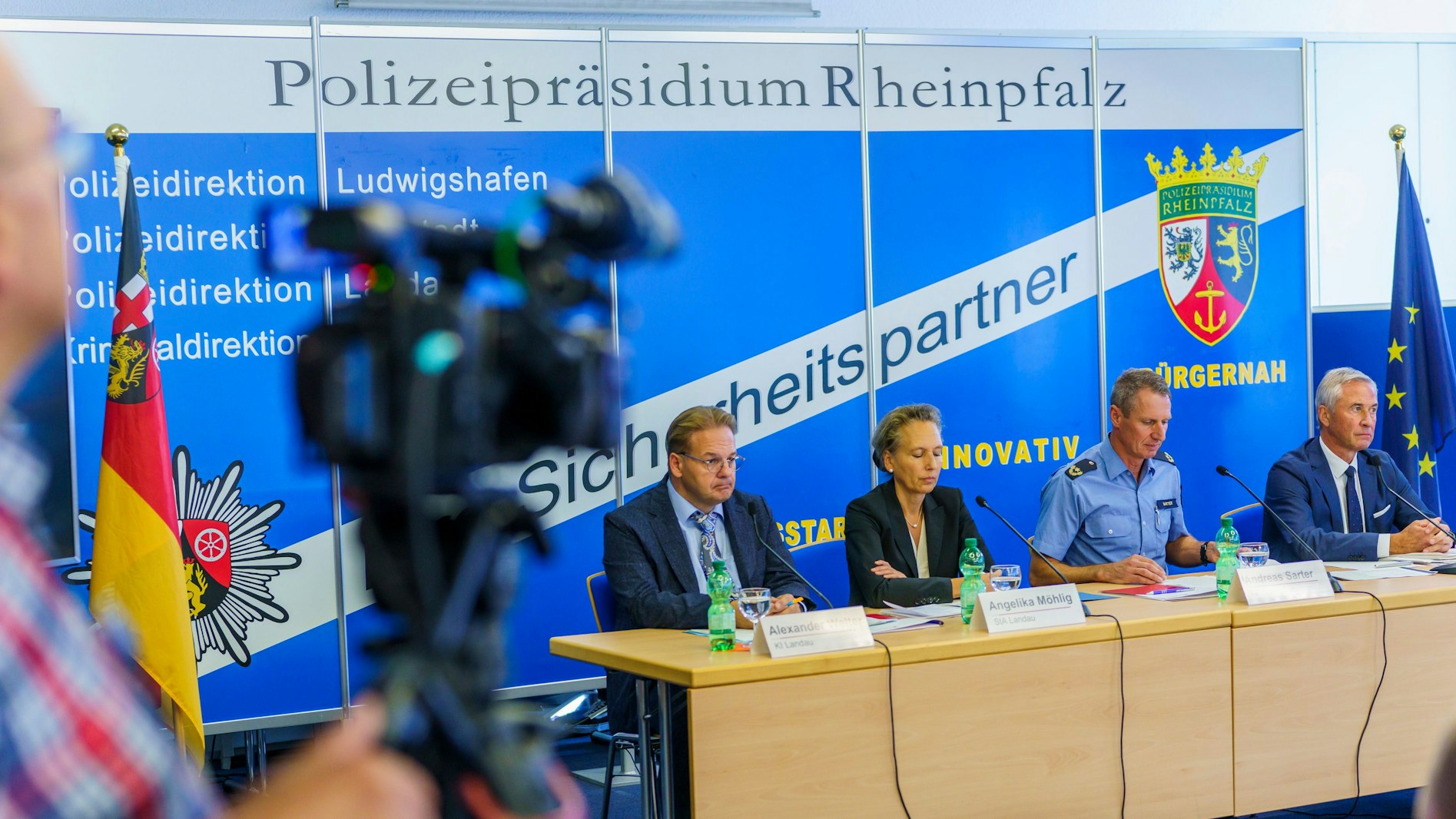 14.09.2023, Rheinland-Pfalz, Ludwigshafen: Alexander Welter (l-r), Kriminaldirektor Polizeipräsidium Rheinpfalz, Angelika Möhlig, Leitende Oberstaatsanwältin Staatsanwaltschaft Landau, Andreas Sarter, Polizeivizepräsident Polizeipräsidium Rheinpfalz, und Hubert Ströber, Leitender Oberstaatsanwalt Staatsanwaltschaft Frankenthal, sitzen vor den Journalisten. Auf dem Schulweg ist in Edenkoben (Kreis Südliche Weinstraße) am Montag ein zehnjähriges Mädchen in ein Auto gezerrt, entführt und missbraucht worden. Das Polizeipräsidium Rheinpfalz informiert in einer Pressekonferenz über den aktuellen Stand der Ermittlungen. Foto: Andreas Arnold/dpa +++ dpa-Bildfunk +++