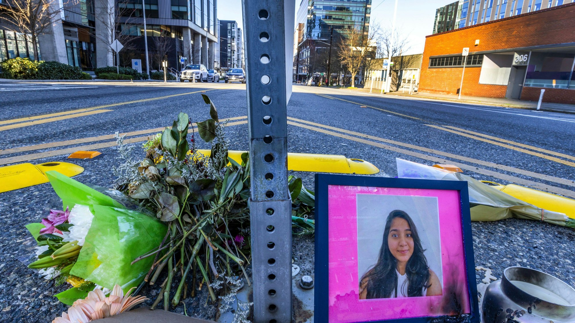 An der Stelle, an die die 23-jährige Jaahnavi Kandula in Seatlle von einem Polizisten überfahren wurde, liegen Blumen. Trauernde haben ein Bild von ihr aufgestellt.