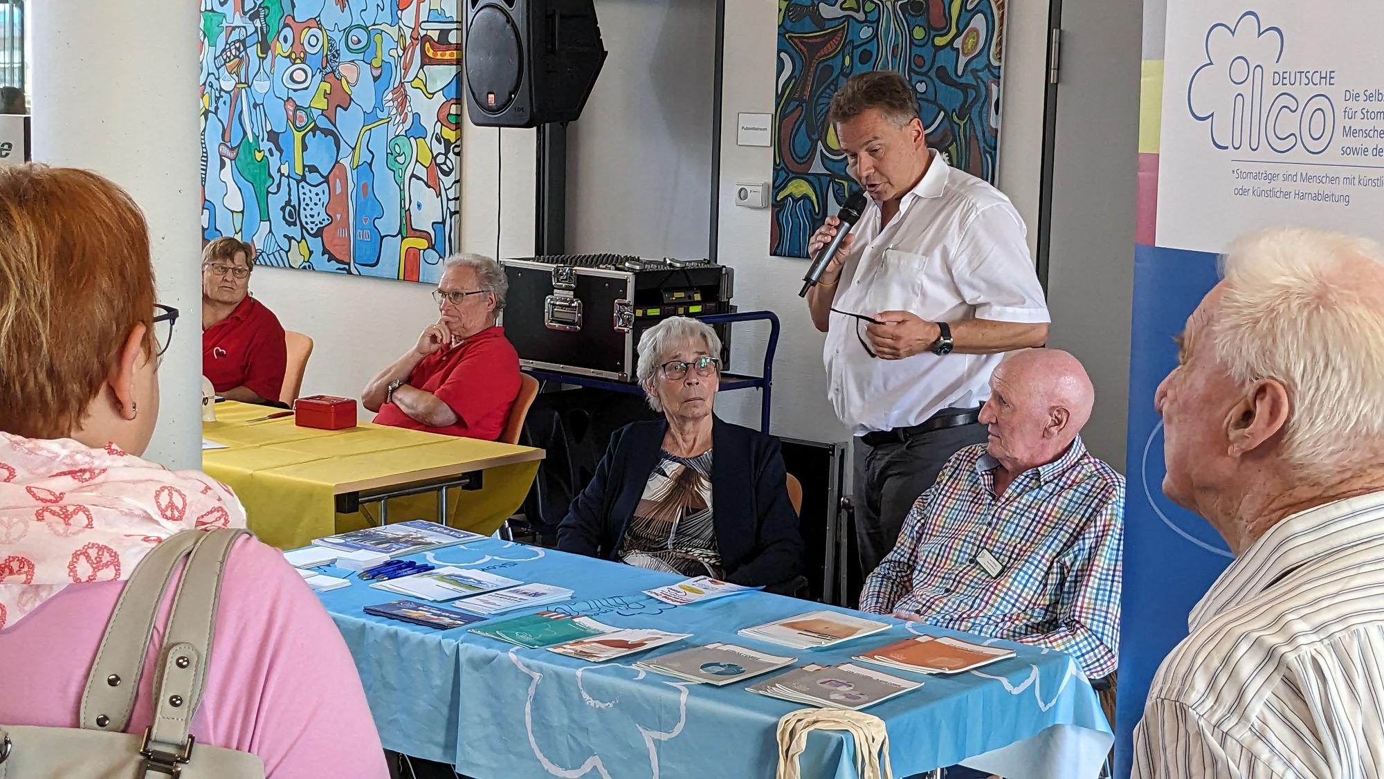 Dr. Peter Schweikert-Wehner (Mitte) mit Teilnehmern und Besuchern des Mechernicher Gesundheitstags.