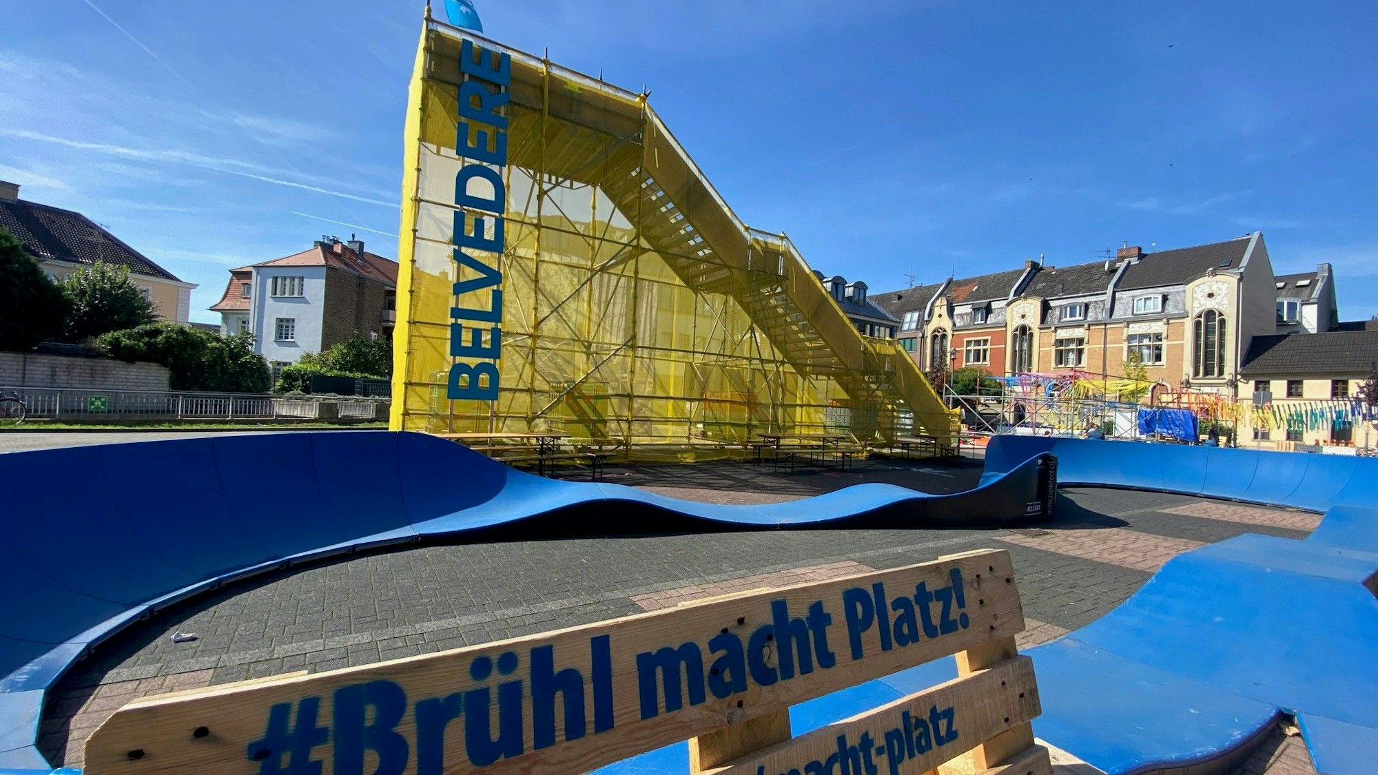 Das Foto zeigt den Belvedere und eine Sitzbank mit dem Schriftzug „Brühl macht Platz“.
